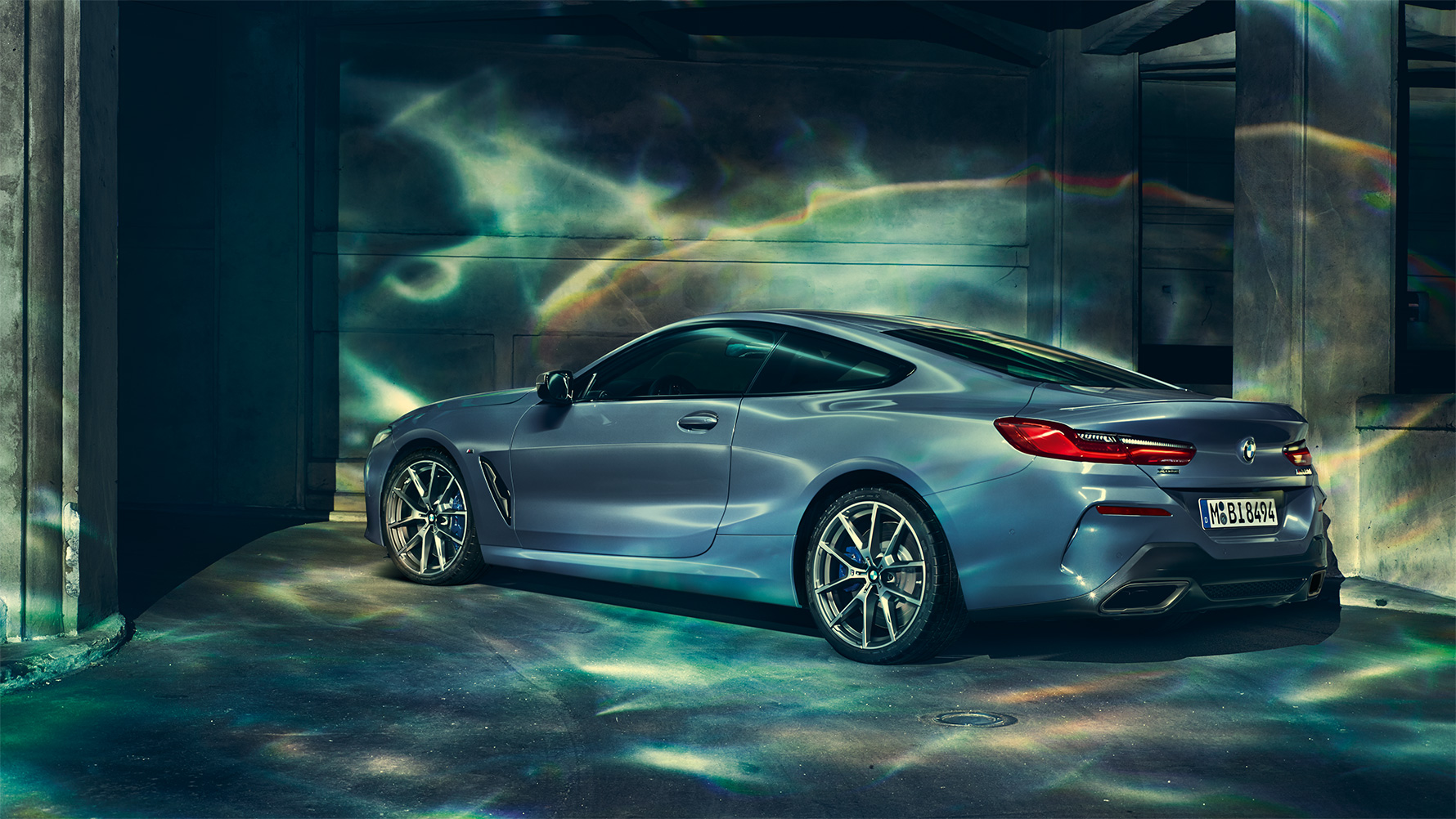 BMW Серия 8, три/четвърти предна снимка Три/четвърти предна снимка в покой на BMW Серия 8 на фона на града