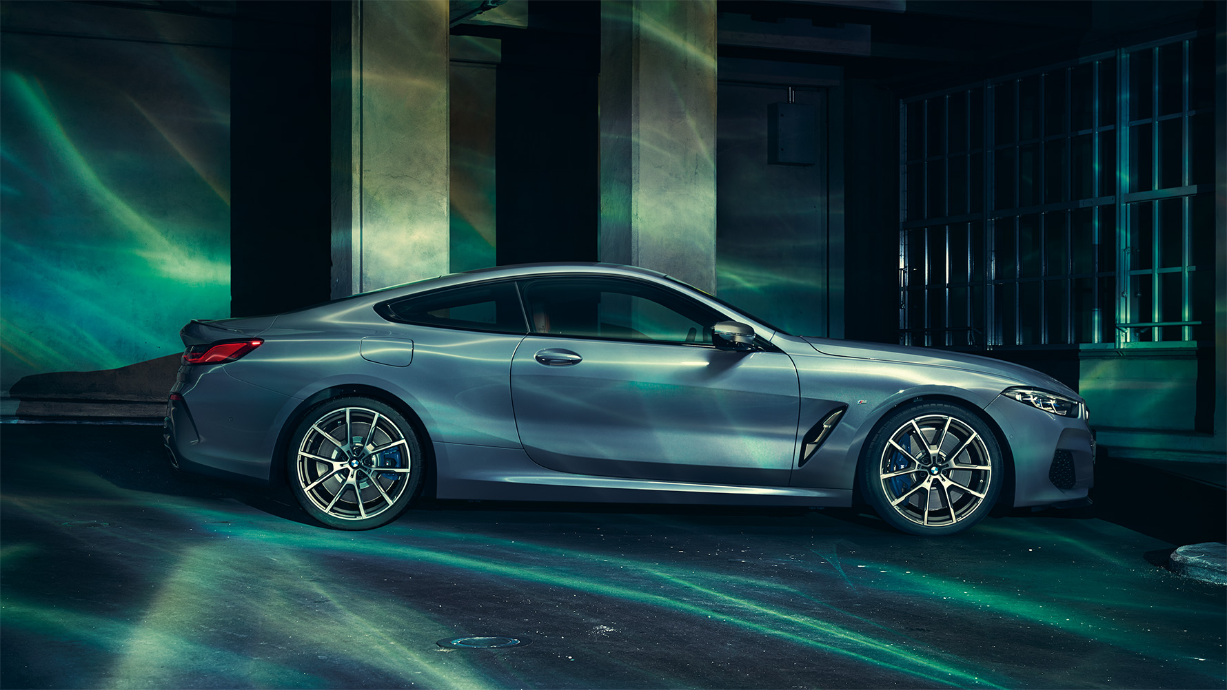 BMW Серия 8, профил Снимка в покой на профила на BMW Серия 8 на фона на града