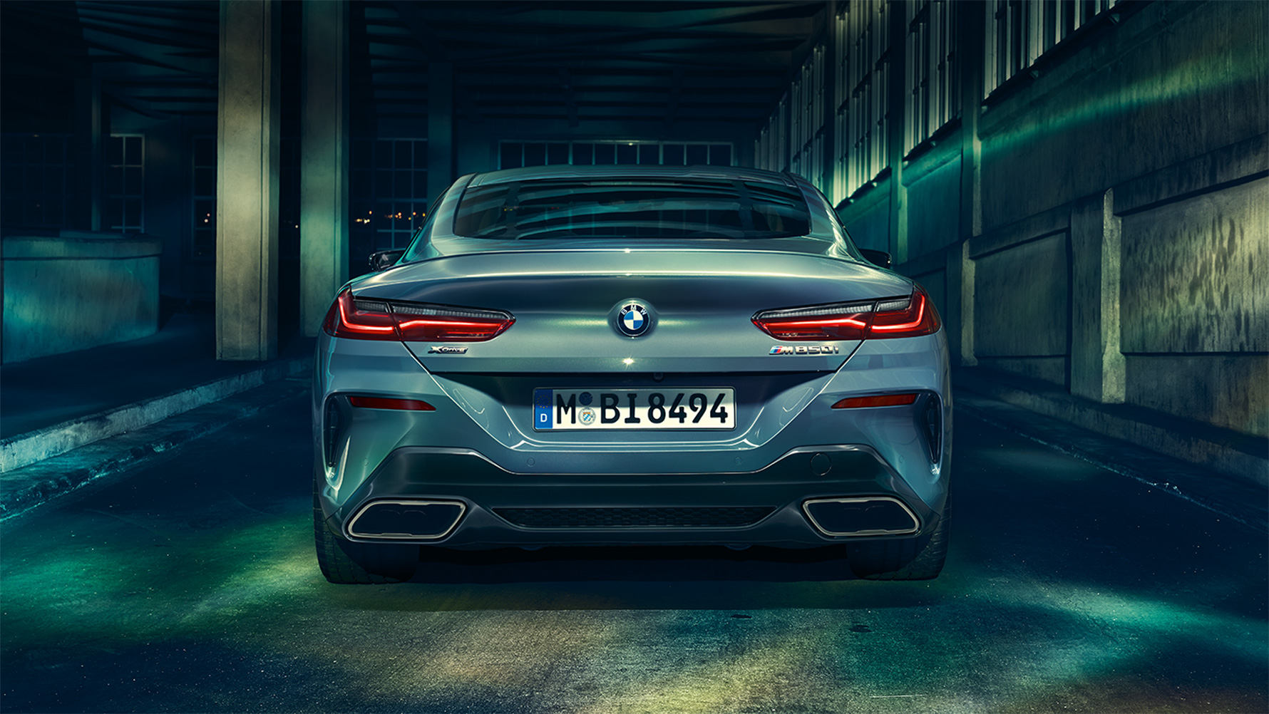 BMW Серия 8 Купе, задна част Снимка на задната част на BMW Серия 8 Купе през нощта на фона на града.