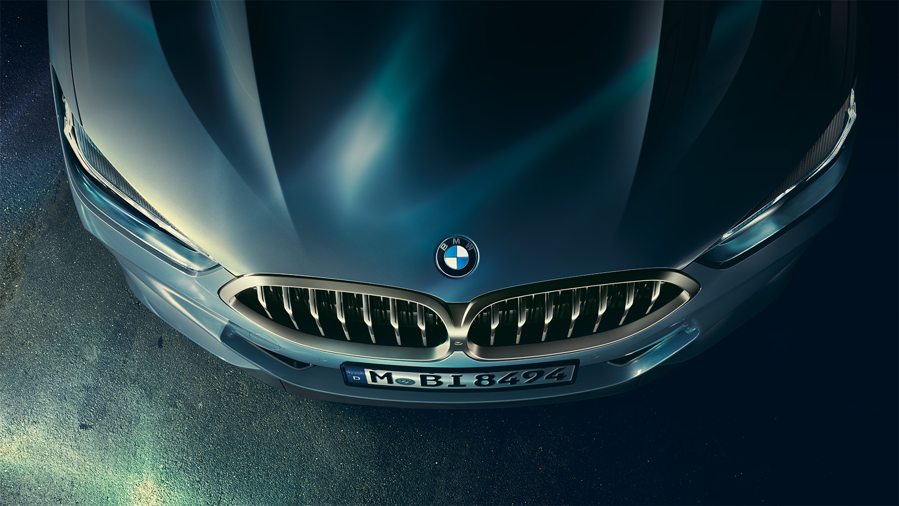 BMW Серия 8 Купе, капак на двигателя Снимка отблизо на предния капак на BMW Серия 8 Купе от „птичи поглед“.