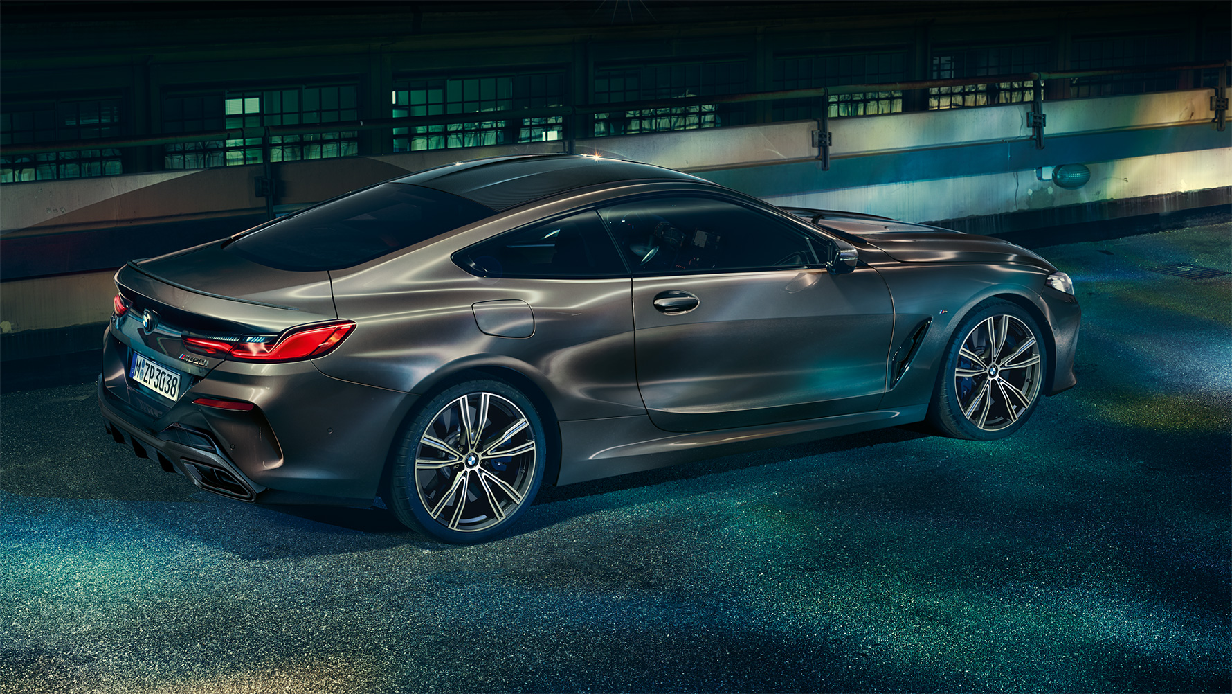 Странична снимка в покой на BMW Серия 8 Купе с оборудване BMW Individual на фона на града през нощта. Странична снимка в покой на BMW Серия 8 Купе с оборудване BMW Individual на фона на града през нощта.