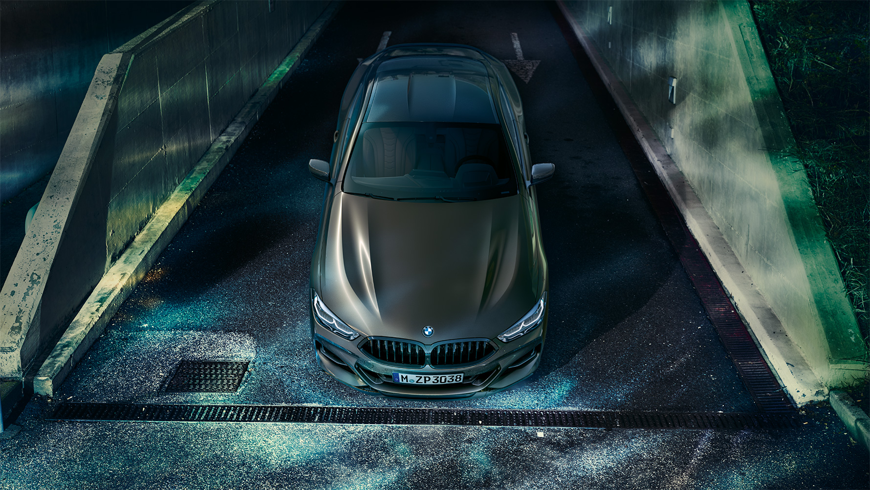 Предна снимка в покой на BMW Серия 8 Купе с оборудване BMW Individual на фона на града през нощта. Предна снимка в покой на BMW Серия 8 Купе с оборудване BMW Individual на фона на града през нощта.