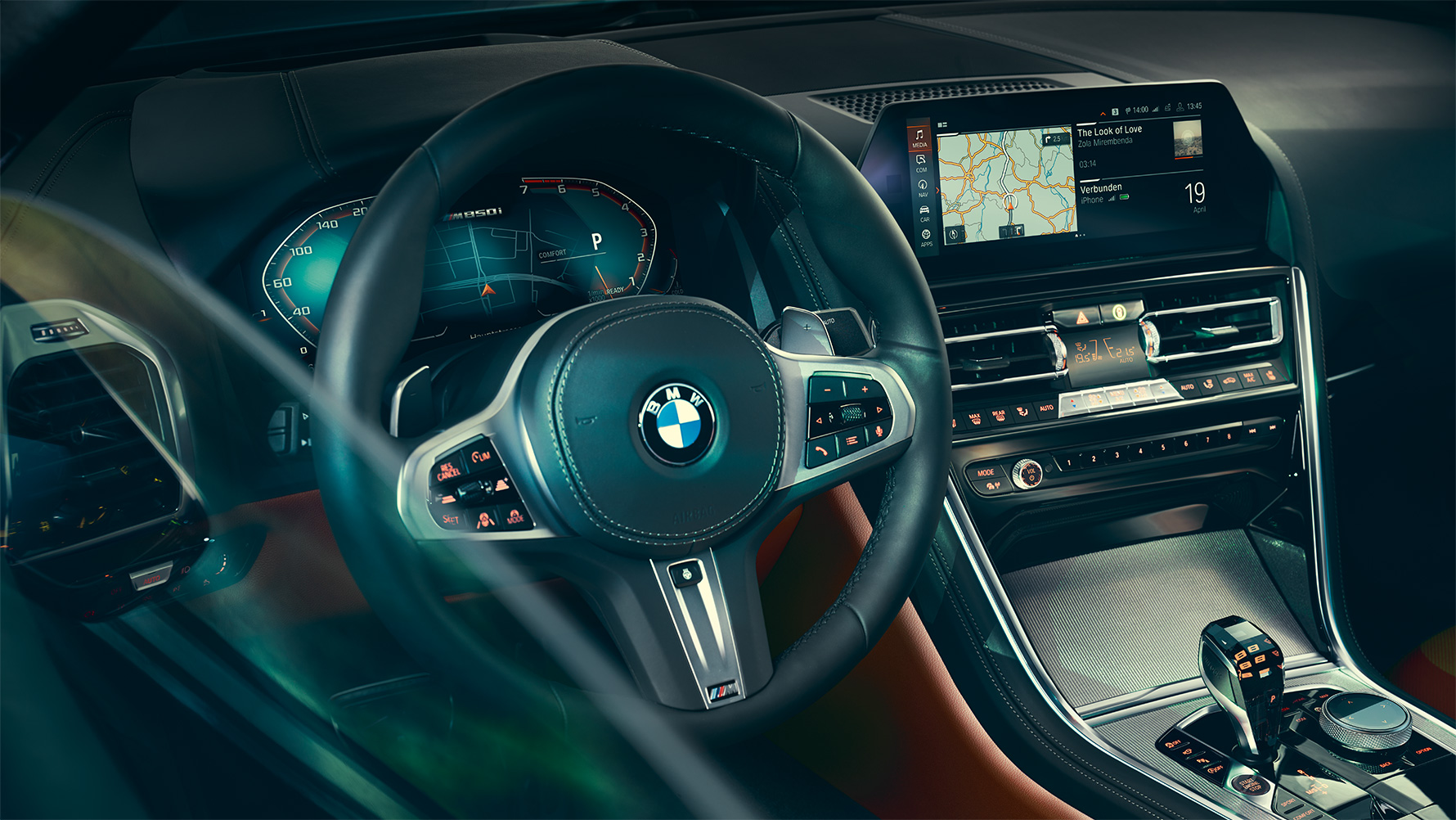 BMW Серия 8 Купе, кокпит Снимка отблизо на интериора на BMW Серия 8 Купе, фокусирана върху волана.