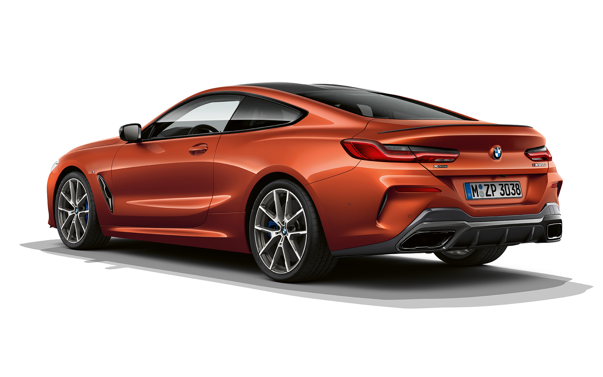 BMW Серия 8 Купе, Sunset Orange metallic BMW Серия 8 Купе в цвят Sunset Orange metallic в покой на бял фон.