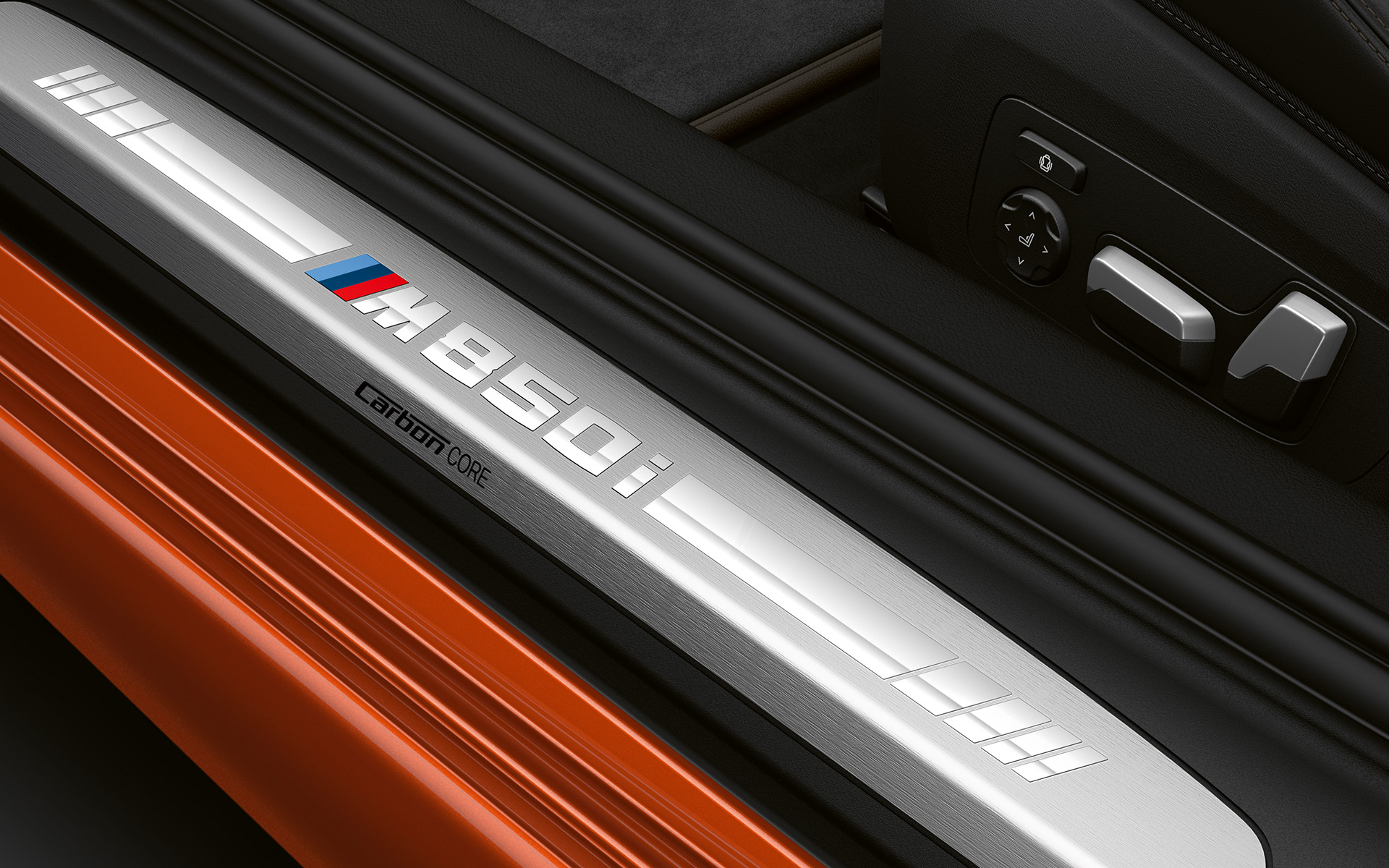 BMW Серия 8 Купе, лайстна на прага M850i. Снимка отблизо на лайстната на прага на BMW Серия 8 Купе с лого M850i.