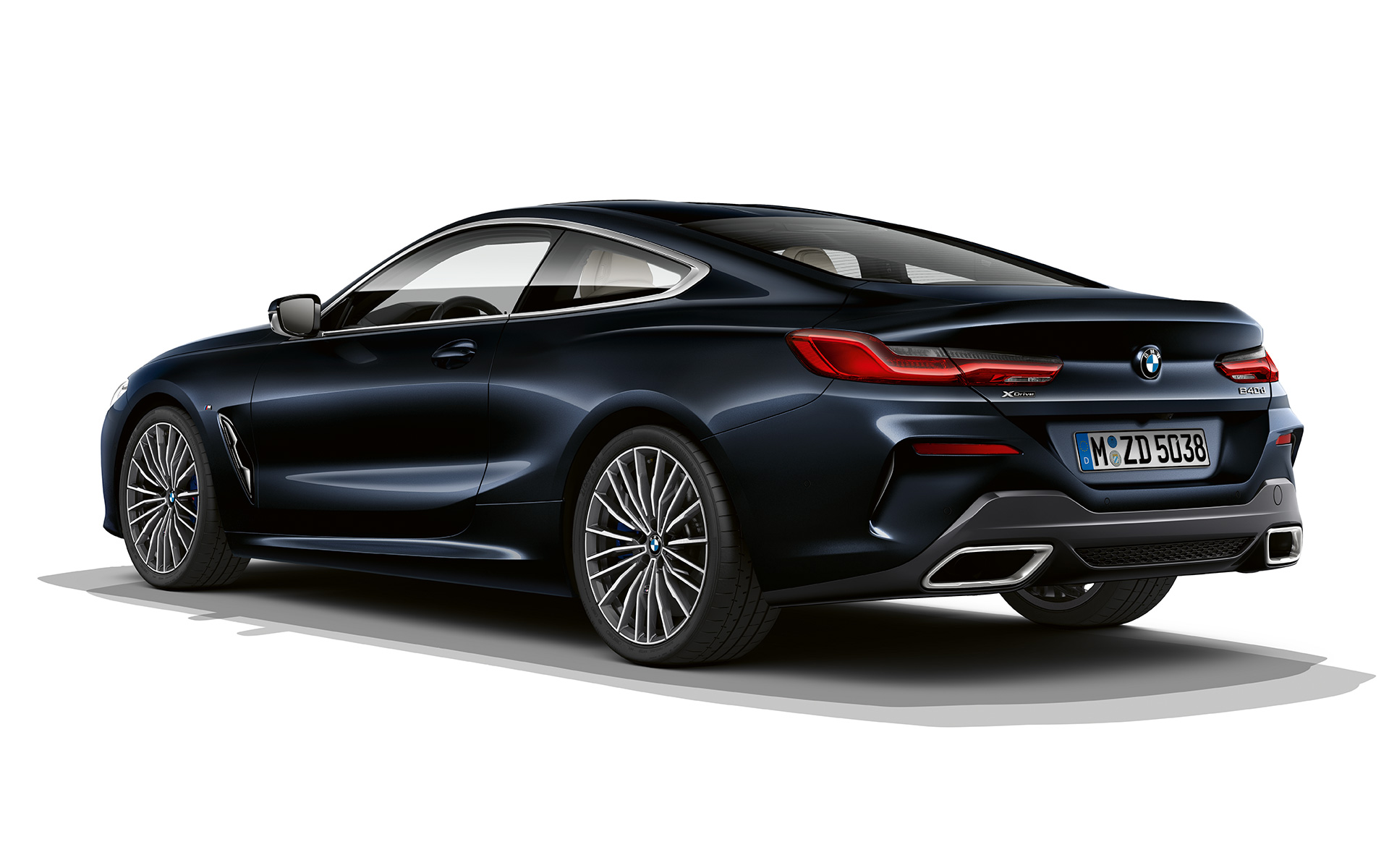 BMW Серия 8 Купе, carbon black metallic Снимка в покой на BMW Серия 8 Купе в цвят carbon black metallic на бял фон.