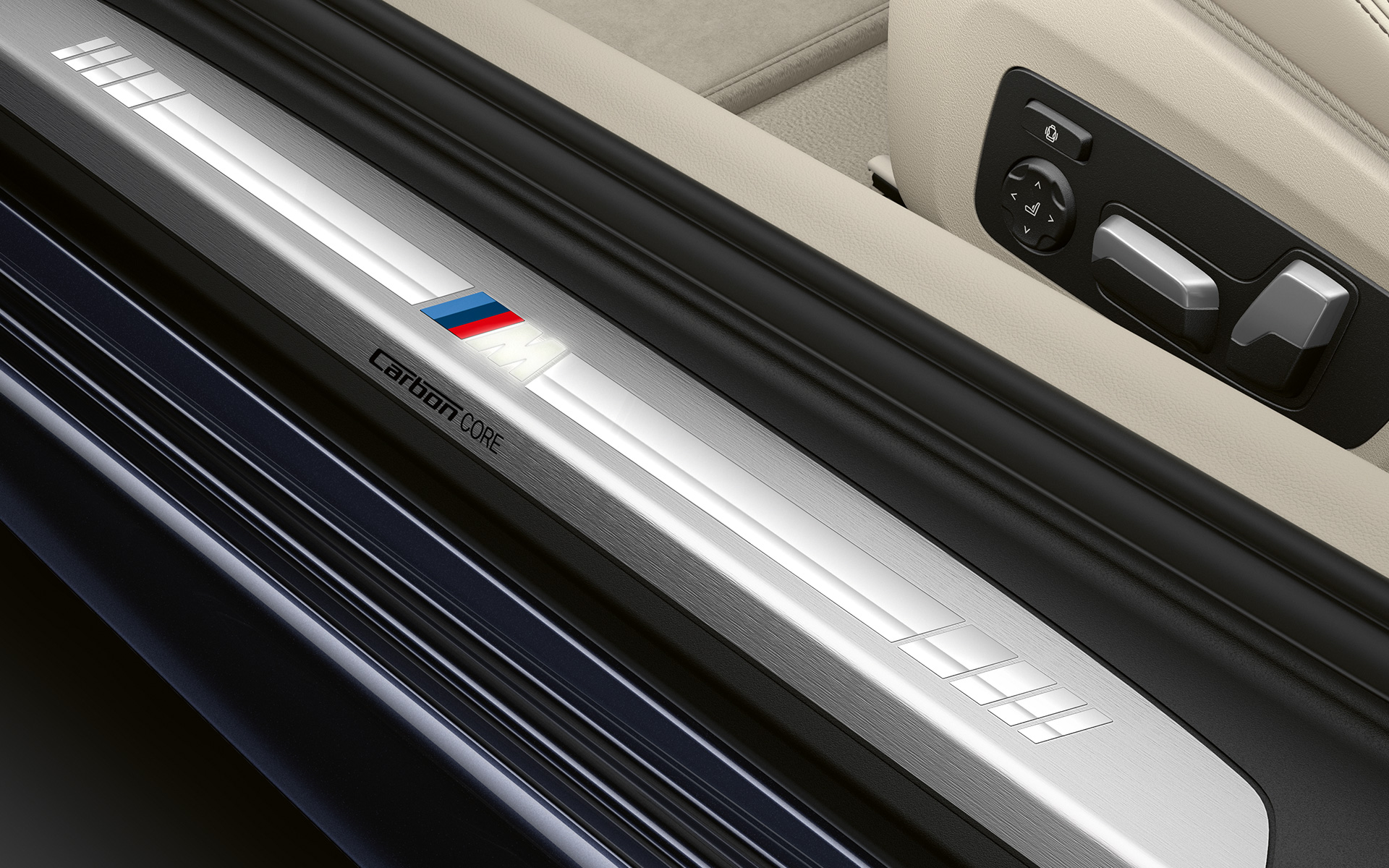 BMW Серия 8 Купе, лайстна на прага с лого на М Снимка отблизо на лайстната на прага на BMW Серия 8 Купе с лого на М.