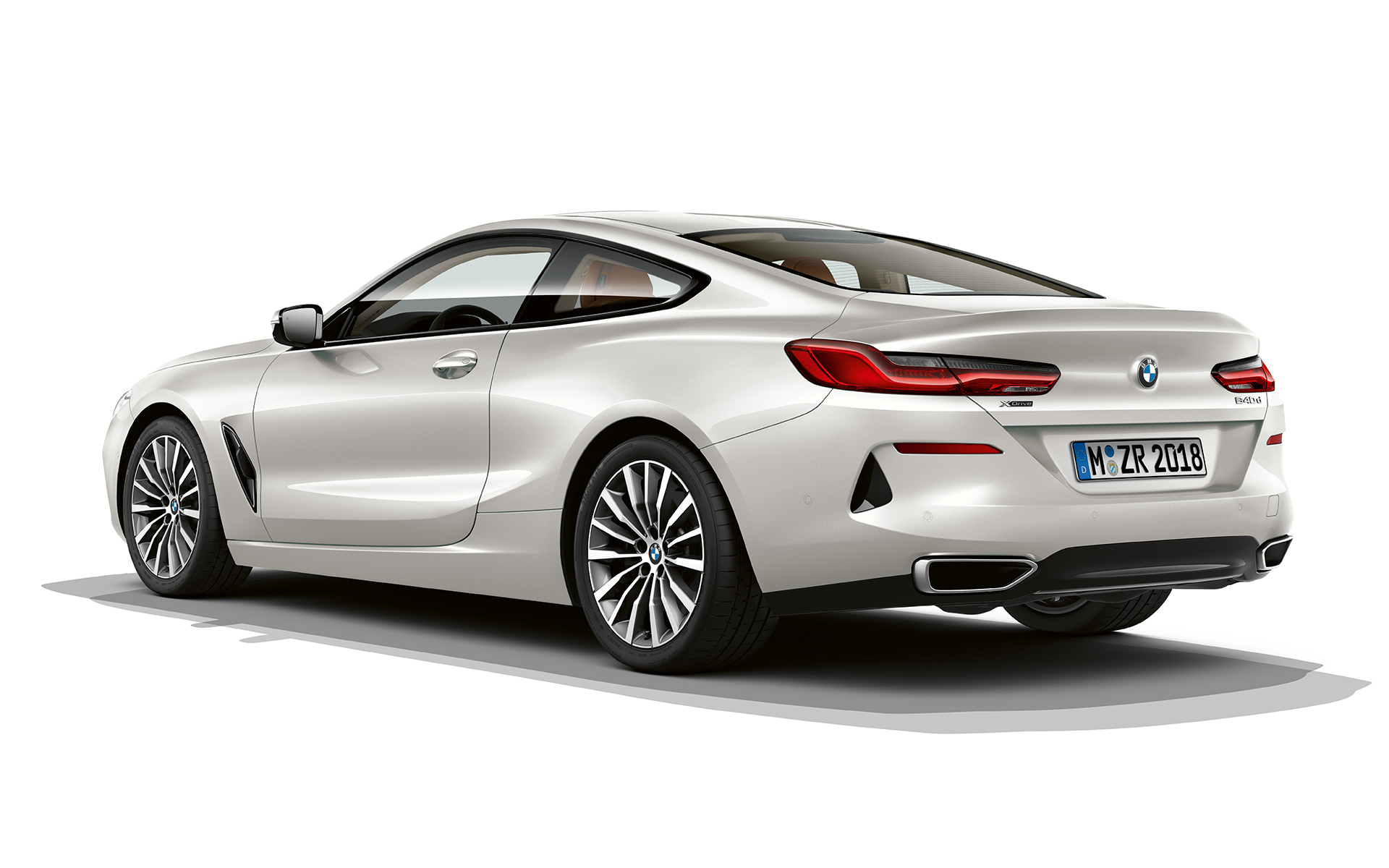 BMW Серия 8 Купе, Mineral White металик Снимка на BMW Серия 8 Купе в Mineral White металик на бял фон.