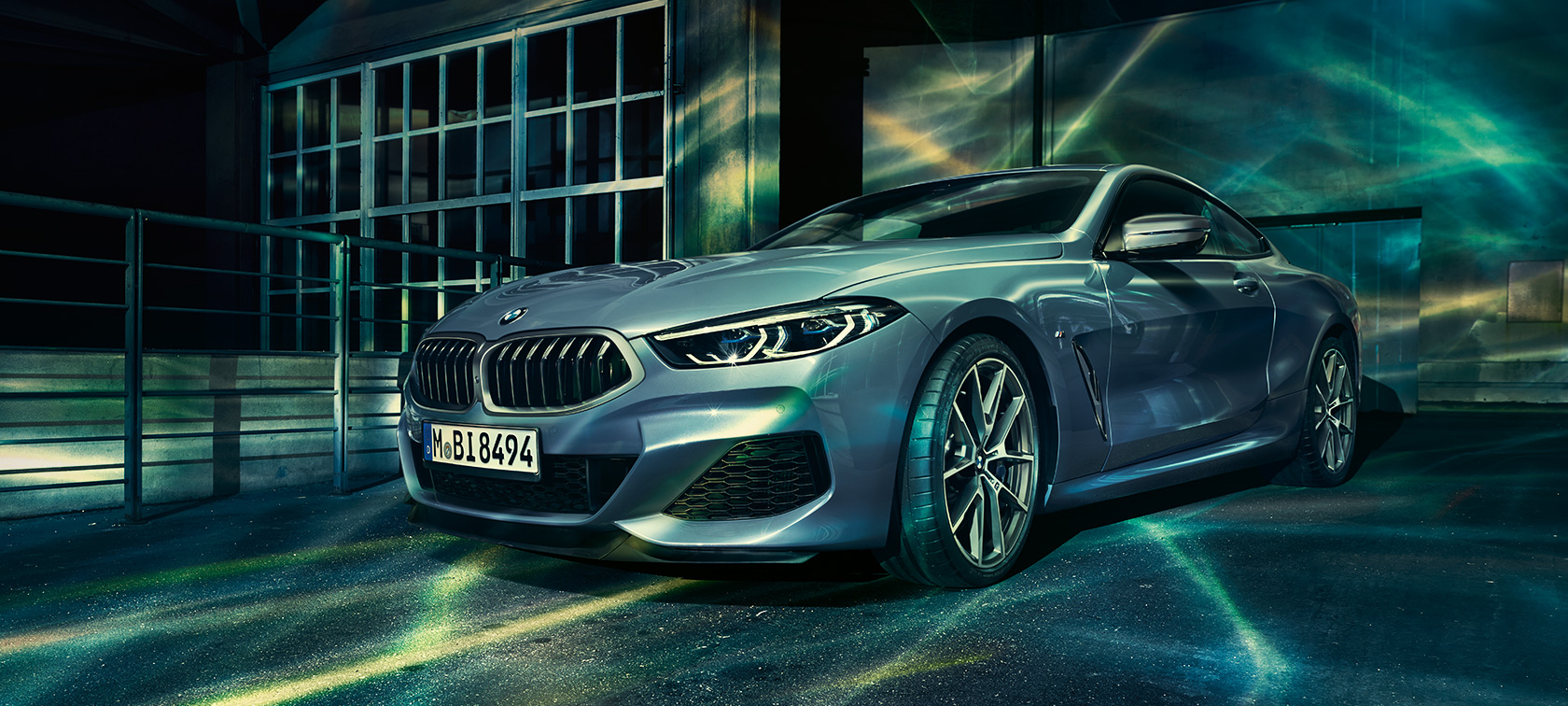 BMW Серия 8, предна част 3/4 снимка на предната част на BMW Серия 8 Купе в градска среда.