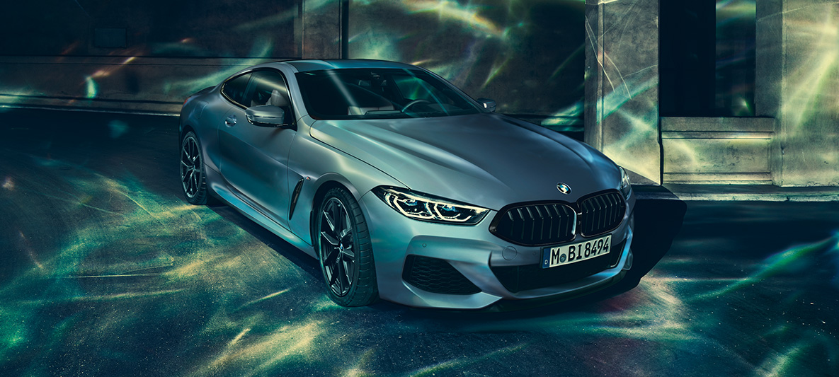 BMW M850i Купе First Edition, три четвърти изглед отпред Три четвърти изглед отпред на BMW M850i Купе First Edition на фона на града