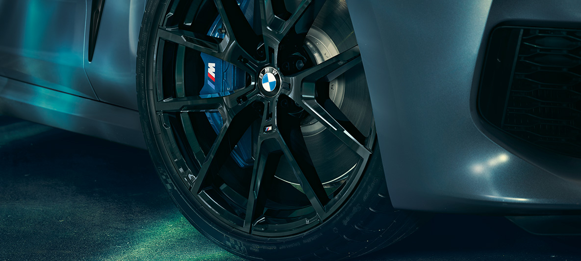 BMW M850i Купе First Edition, снимка отблизо на джантите 20-инчовите алуминиеви джанти на BMW M850i Купе First Edition