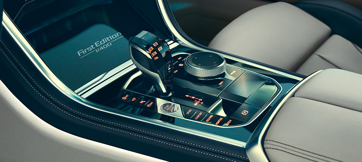 BMW M850i Купе First Edition, средна конзола Снимка отблизо на средната конзола на BMW M850i Купе First Edition