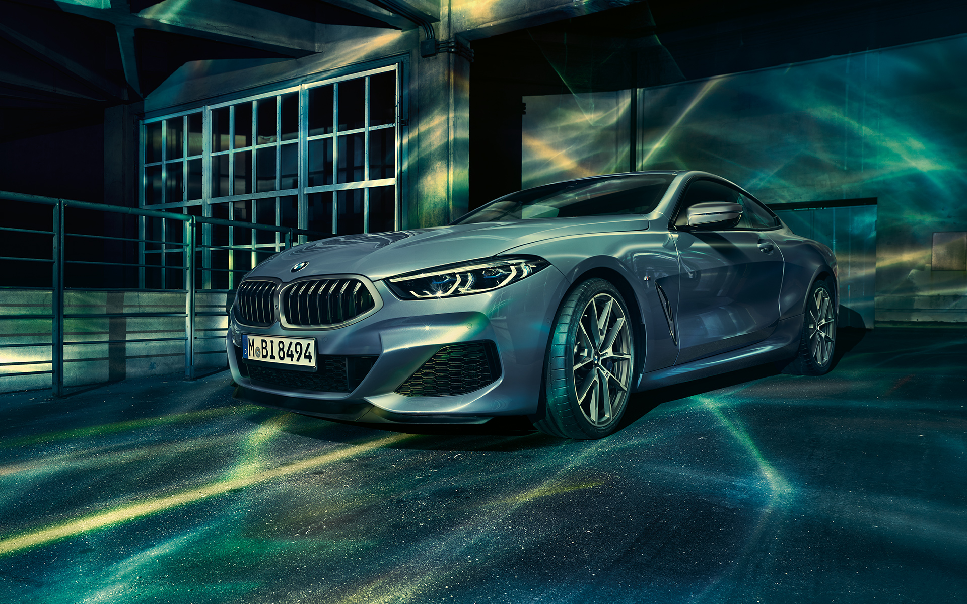 BMW Серия 8 Купе, предна дясна част 3/4 снимка на предната дясна част на BMW Серия 8 Купе в градска среда.