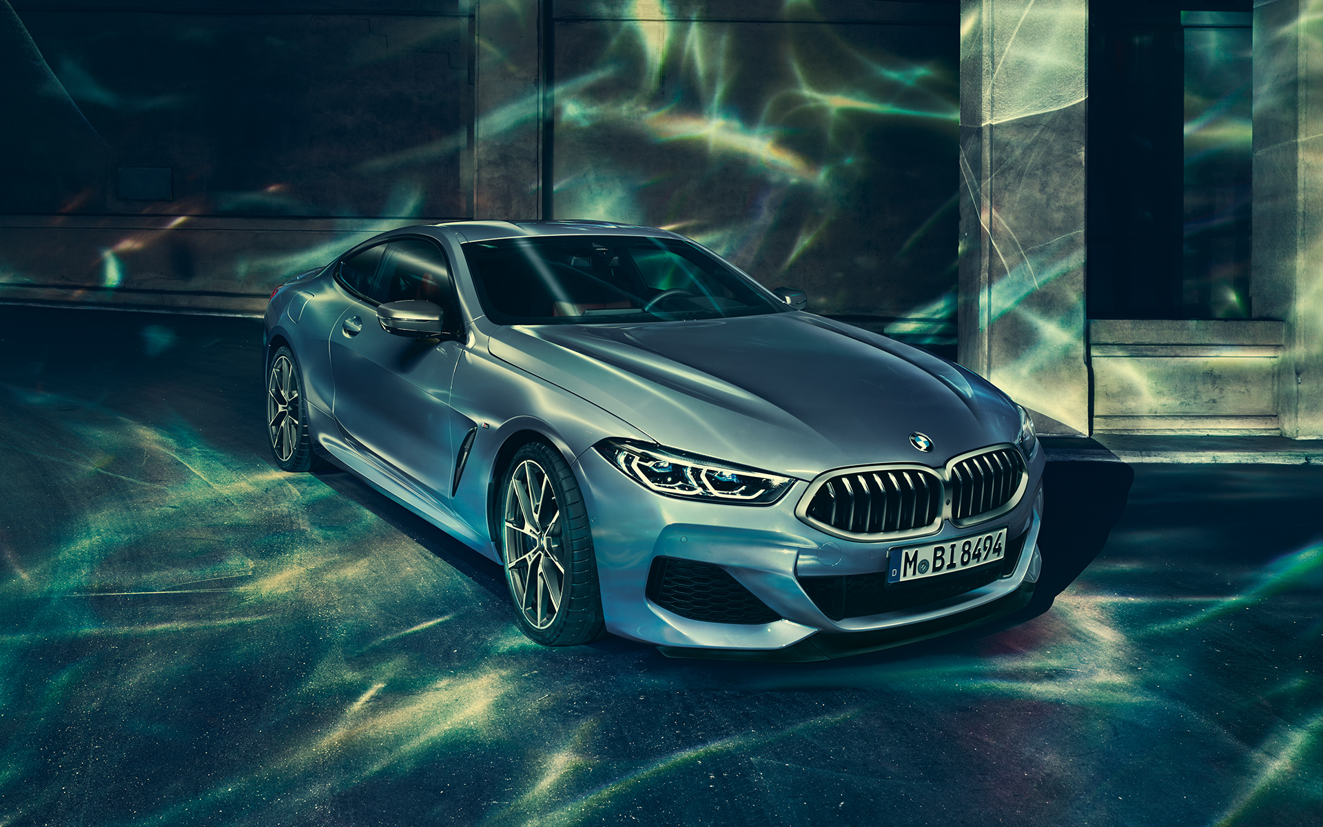 BMW Серия 8 Купе, предна лява част 3/4 снимка на предната лява част на BMW Серия 8 Купе в градска среда.
