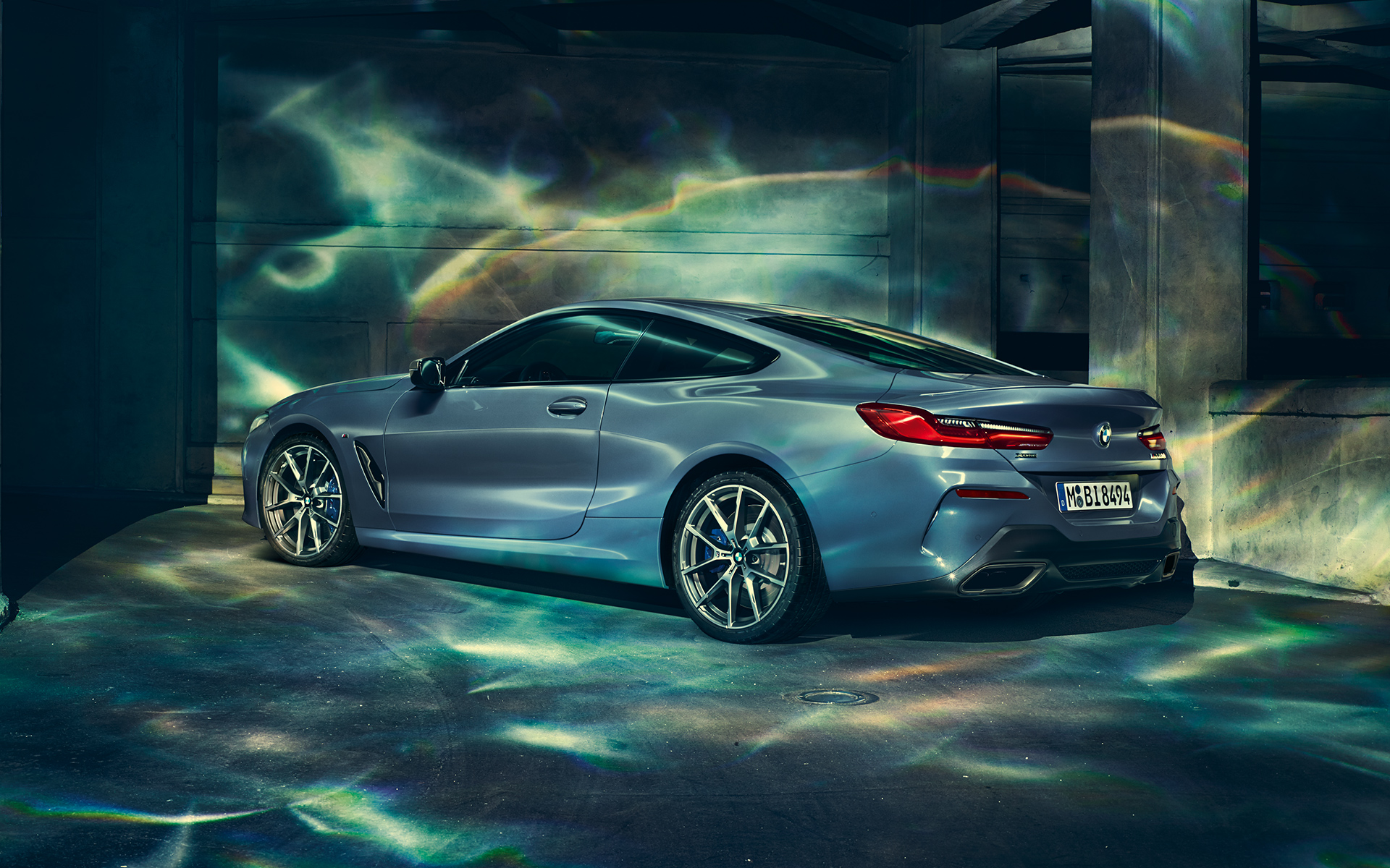 BMW Серия 8 Купе, отляво Странична снимка отляво на BMW Серия 8 Купе на фона на града.
