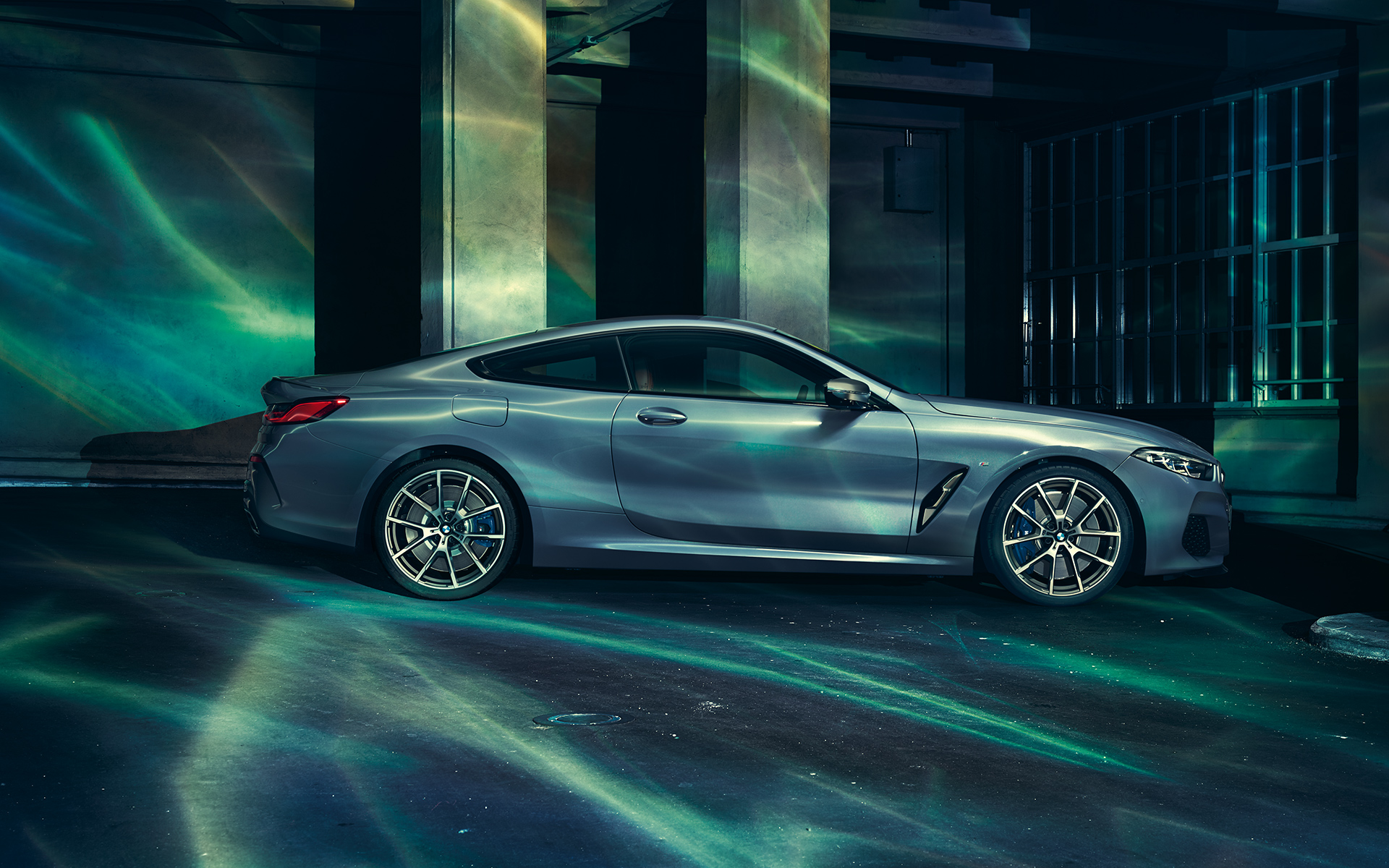 BMW Серия 8 Купе, отдясно Странична снимка отдясно на BMW Серия 8 Купе на фона на града.
