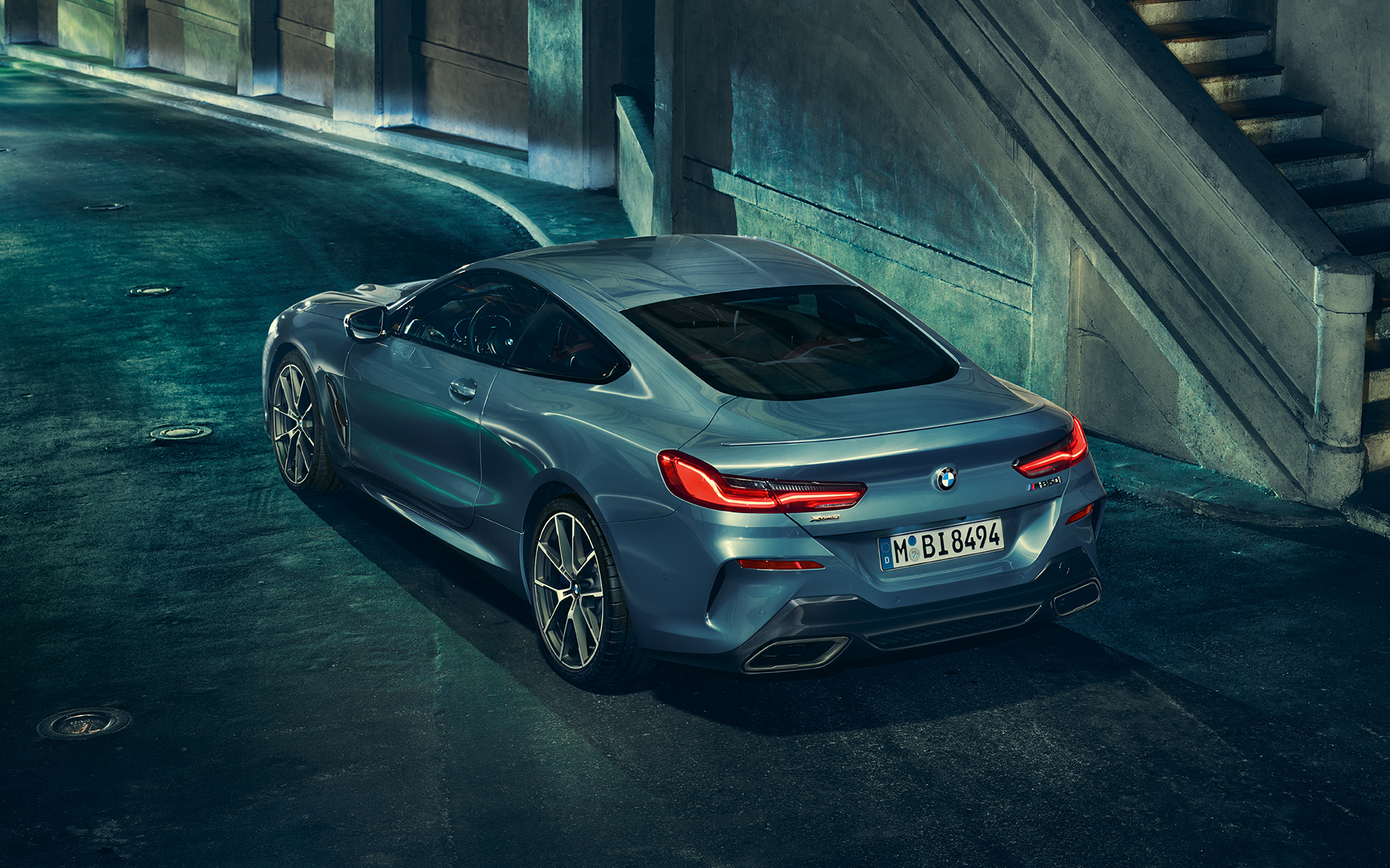 BMW Серия 8 Купе, три/четвърти снимка отзад Три/четвърти снимка отзад на BMW Серия 8 Купе в покой на фона на града.