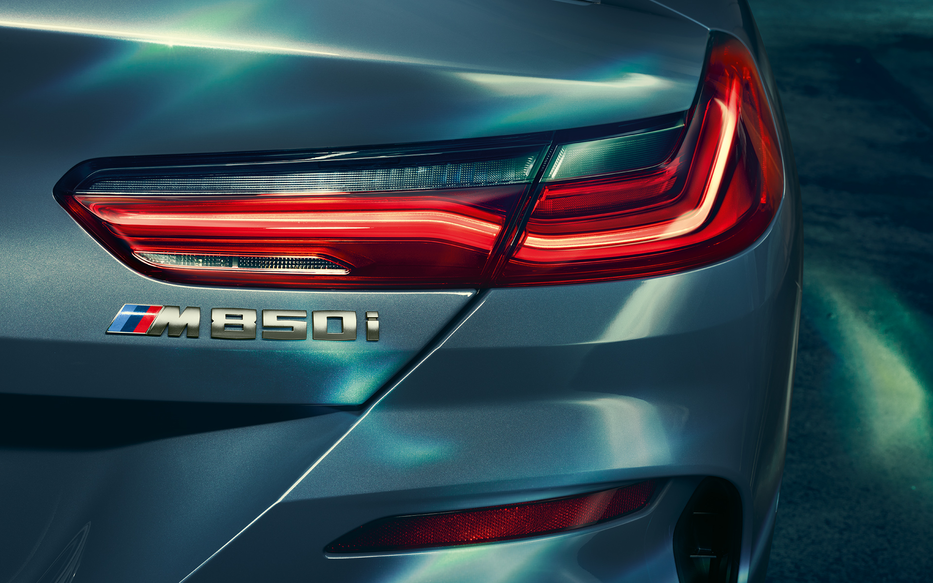 Задни светлини и лого на M 850i Снимка отблизо на задните светлини и логото на M 850i.