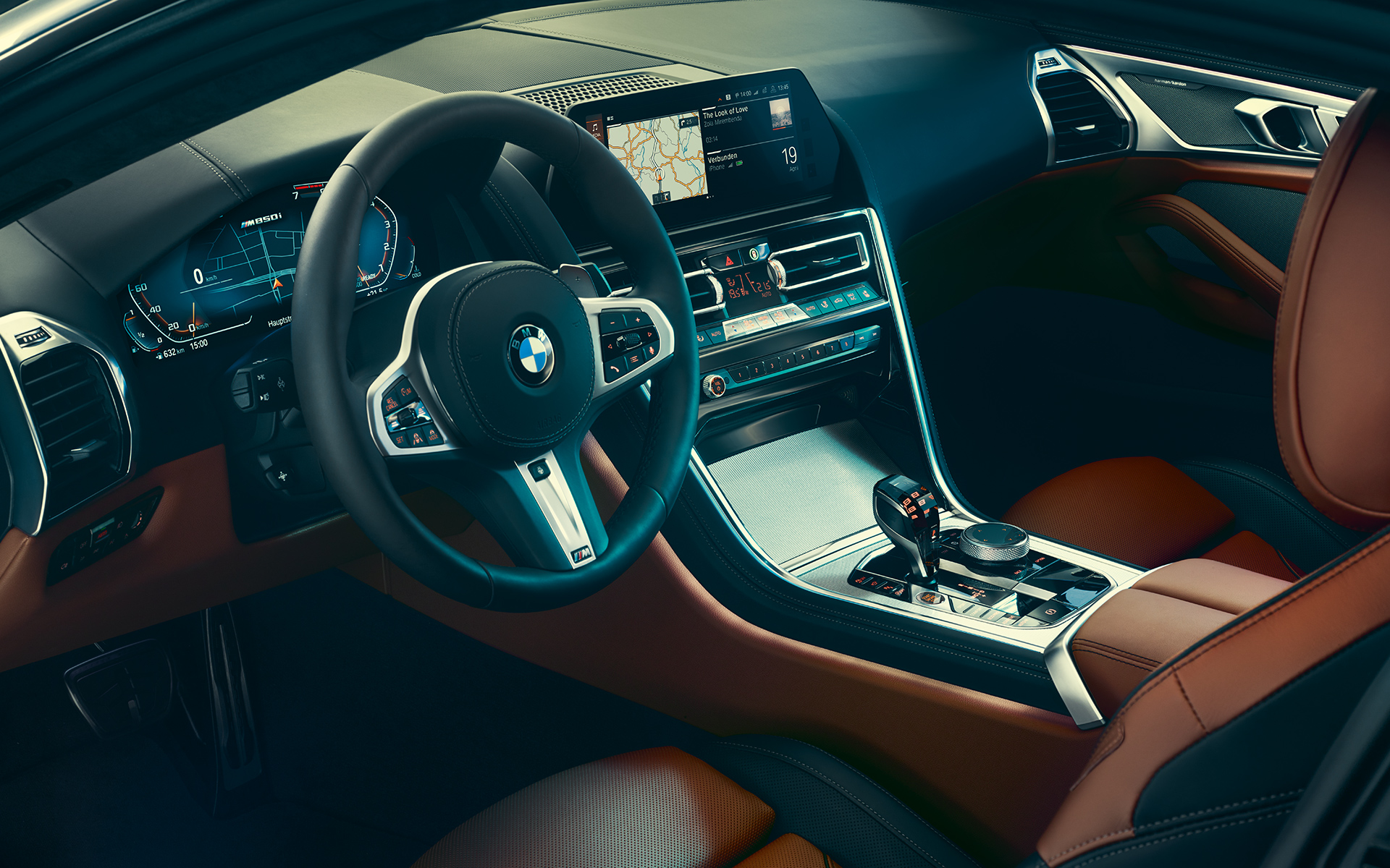 BMW Серия 8 Купе, волан Interior of the BMW 8 Series Coupé, focused on steering wheel.