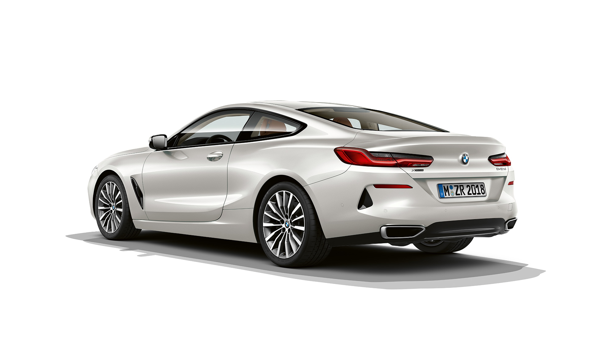 BMW Серия 8 Купе, три четвърти изглед отзад. BMW Серия 8 Купе, Mineral White metallic, три четвърти изглед отзад
