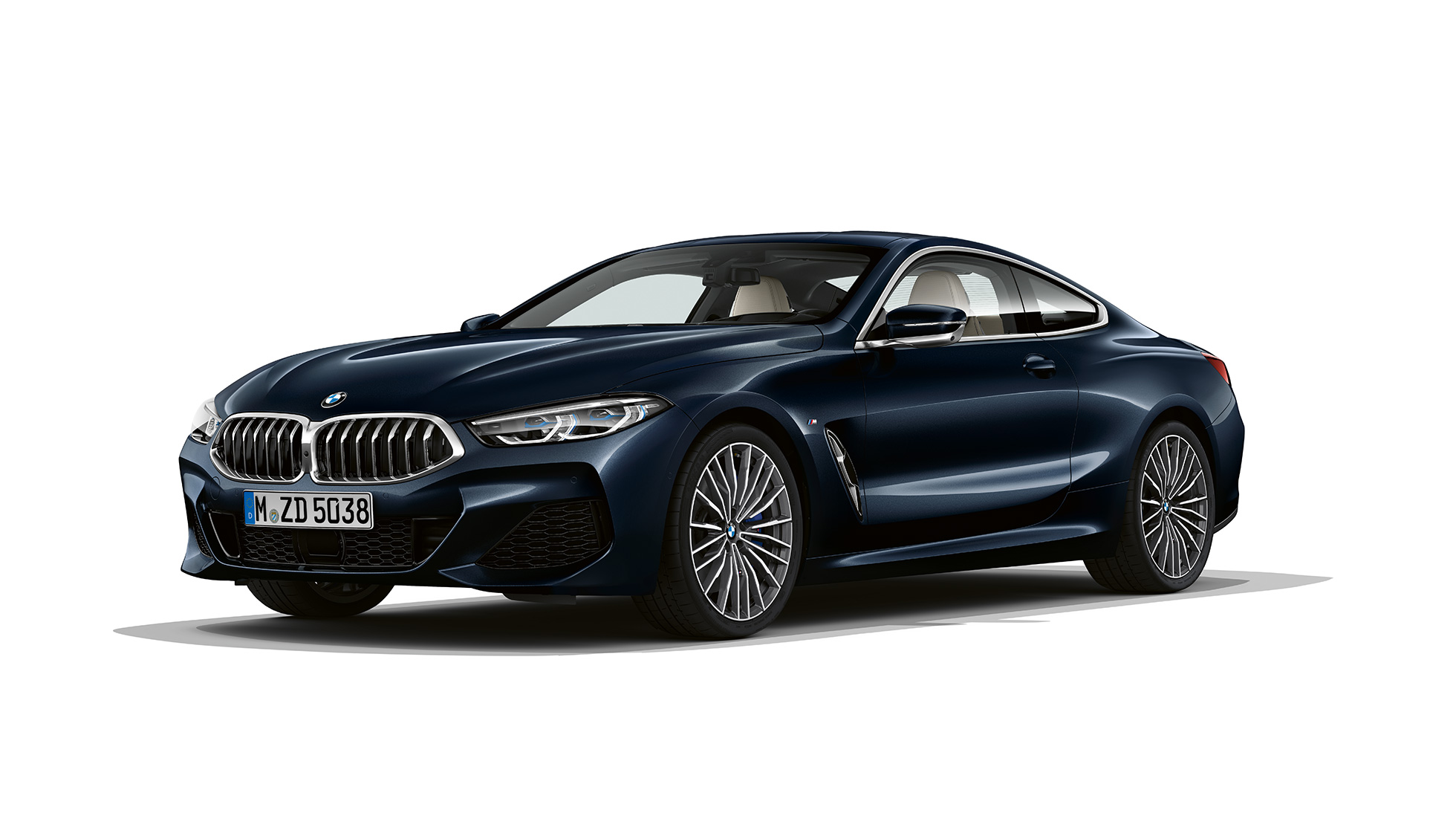 BMW Серия 8 Купе, три четвърти изглед отпред. BMW Серия 8 Купе, Carbon Black metallic, три четвърти изглед отпред.