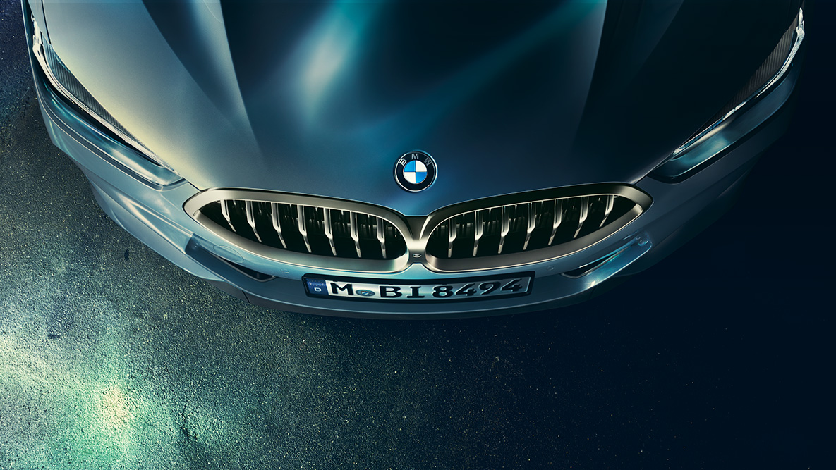 BMW Серия 8 Купе, преден капак. Снимка отблизо на предния капак на BMW Серия 8 Купе от перспектива „птичи поглед“.