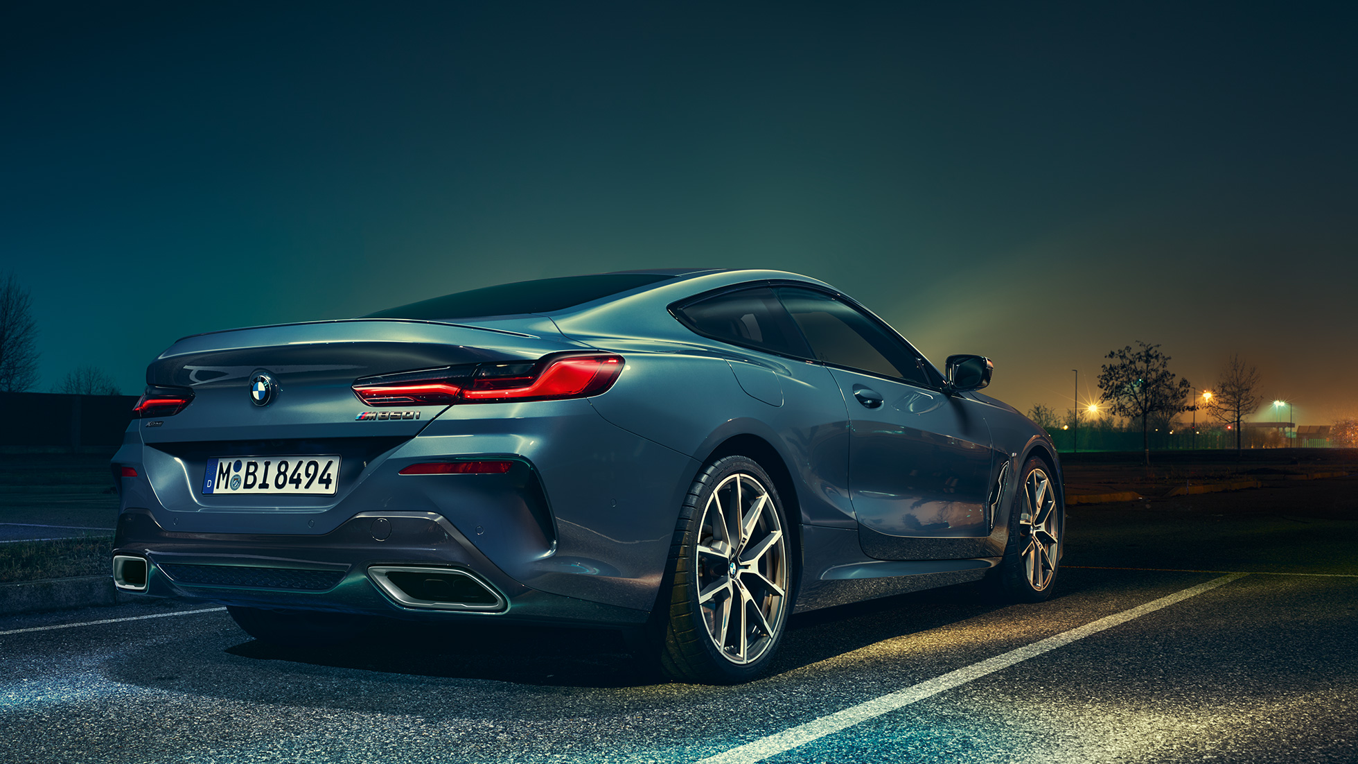BMW Серия 8 Купе, три четвърти снимка отзад. BMW Серия 8 Купе, три четвърти снимка отзад в покой на фона на нощта.
