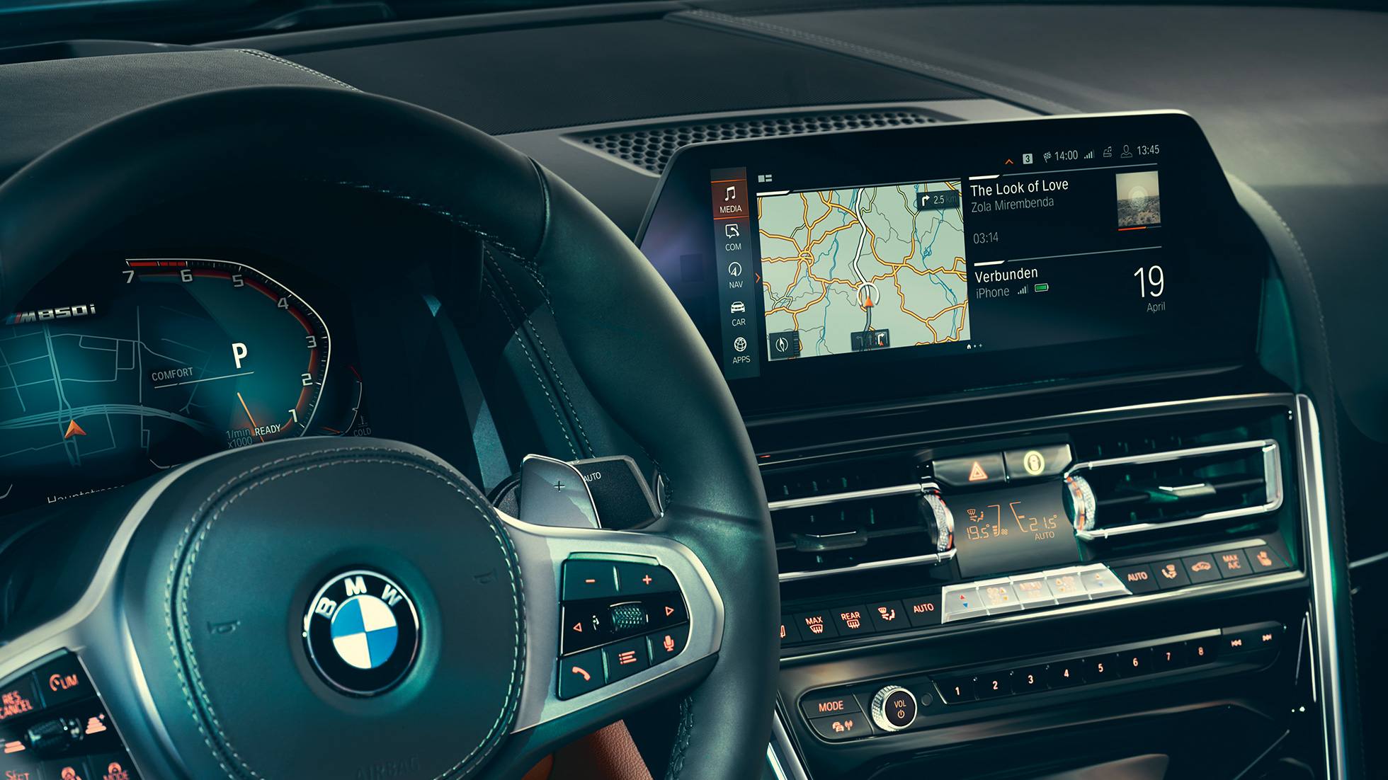 BMW Серия 8 Купе, кокпит. BMW Серия 8 Купе, кокпит, снимка отблизо на волана и контролния дисплей.