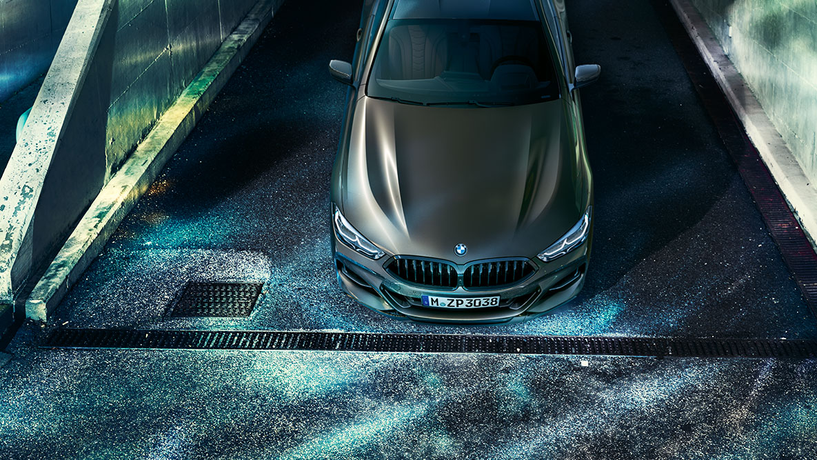 BMW Серия 8 Купе, фронтална снимка отпред в покой. BMW Серия 8 Купе с оборудване BMW Individual, фронтална снимка отпред в покой през нощта на фона на града.