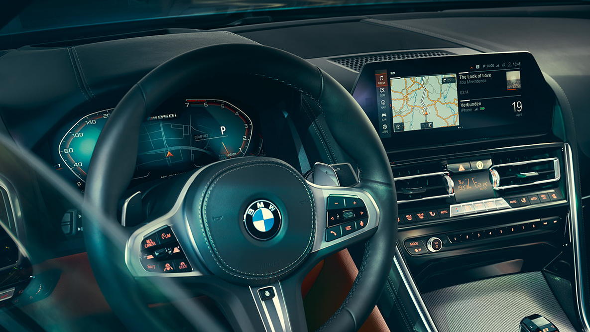 BMW Серия 8 Купе, интериор. Снимка отблизо на интериора на BMW Серия 8 Купе с фокус върху волана.