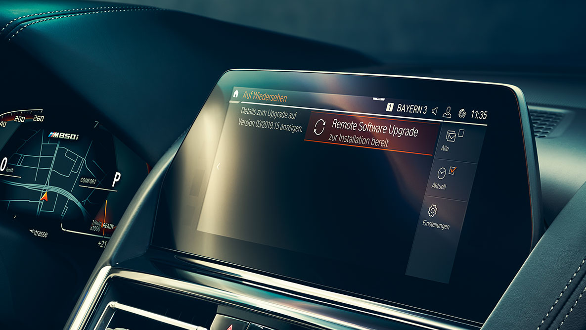 BMW Серия 8 Купе, кокпит. Интериорът на BMW Серия 8 Купе с контролен дисплей и Remote Software Upgrade.