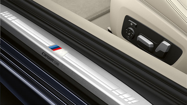 BMW Серия 8 Купе, лайстна на прага с лого на М. Снимка отблизо на лайстната на прага на BMW Серия 8 Купе с лого на М.