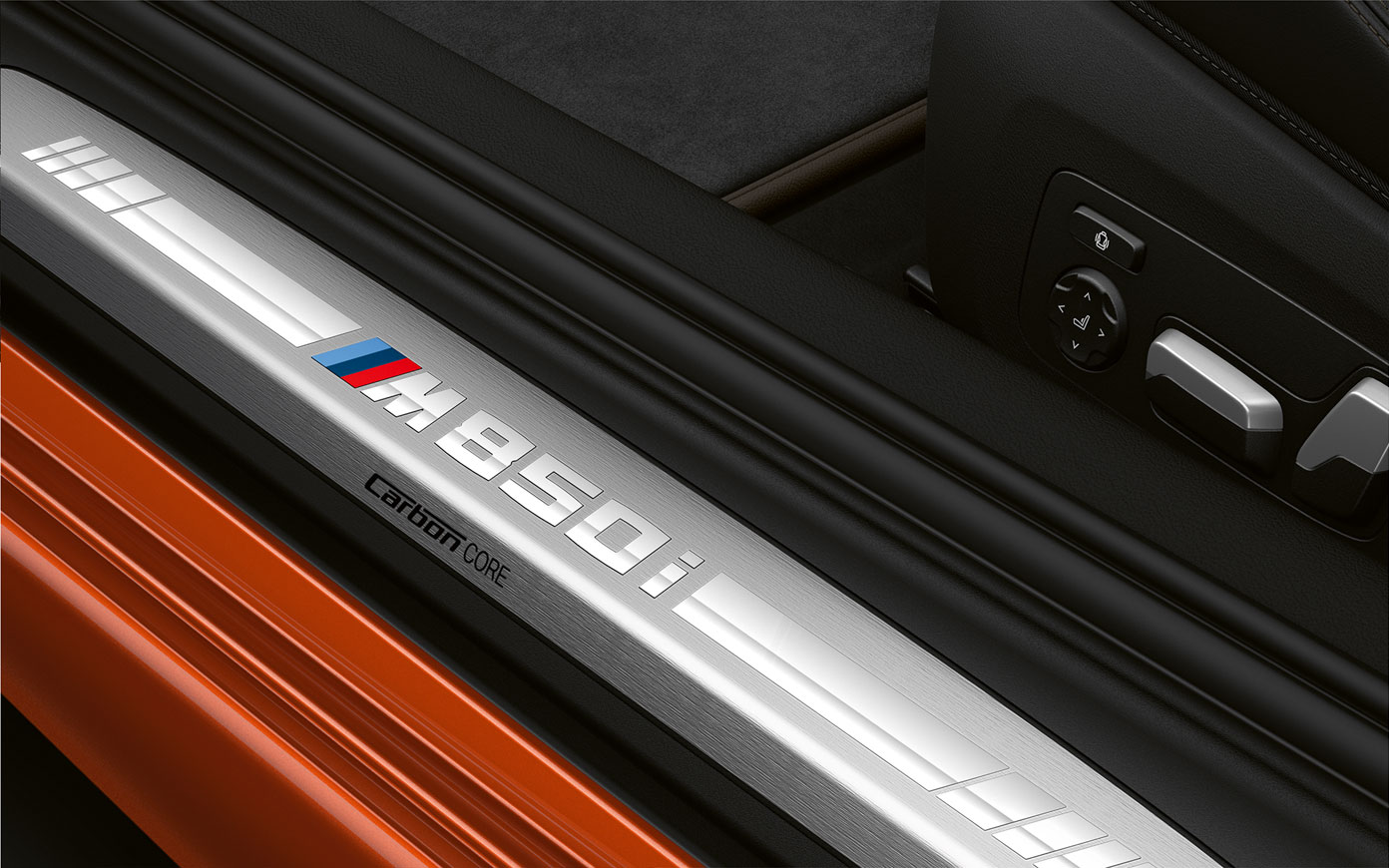 BMW Серия 8 Купе, лайстна на прага M850i. Снимка отблизо на лайстната на прага на BMW Серия 8 Купе с надпис M850i.