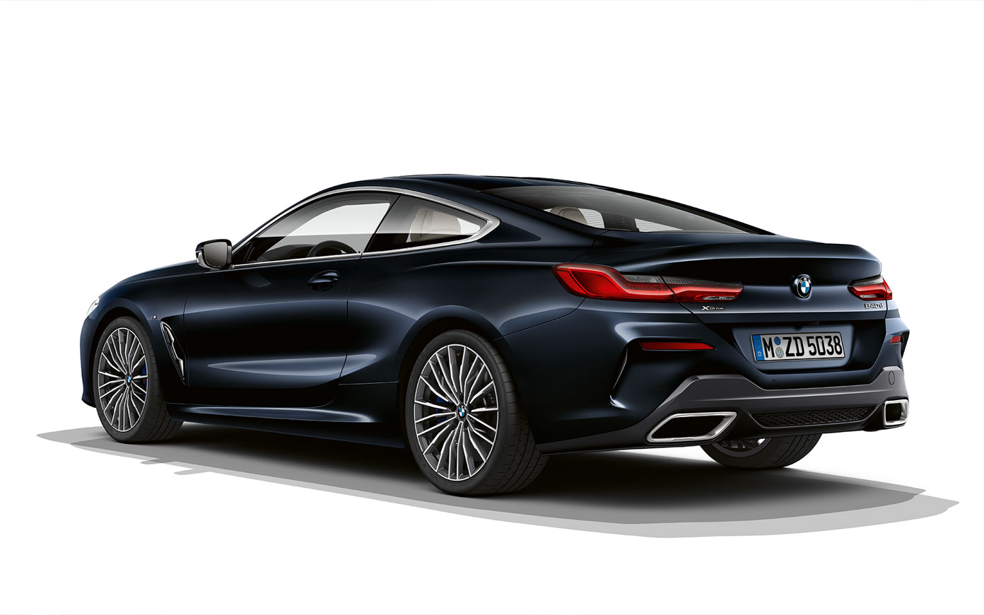 BMW Серия 8 Купе, цвят Carbon Black metallic. Снимка в покой на BMW Серия 8 Купе в цвят Carbon Black metallic на бял фон.