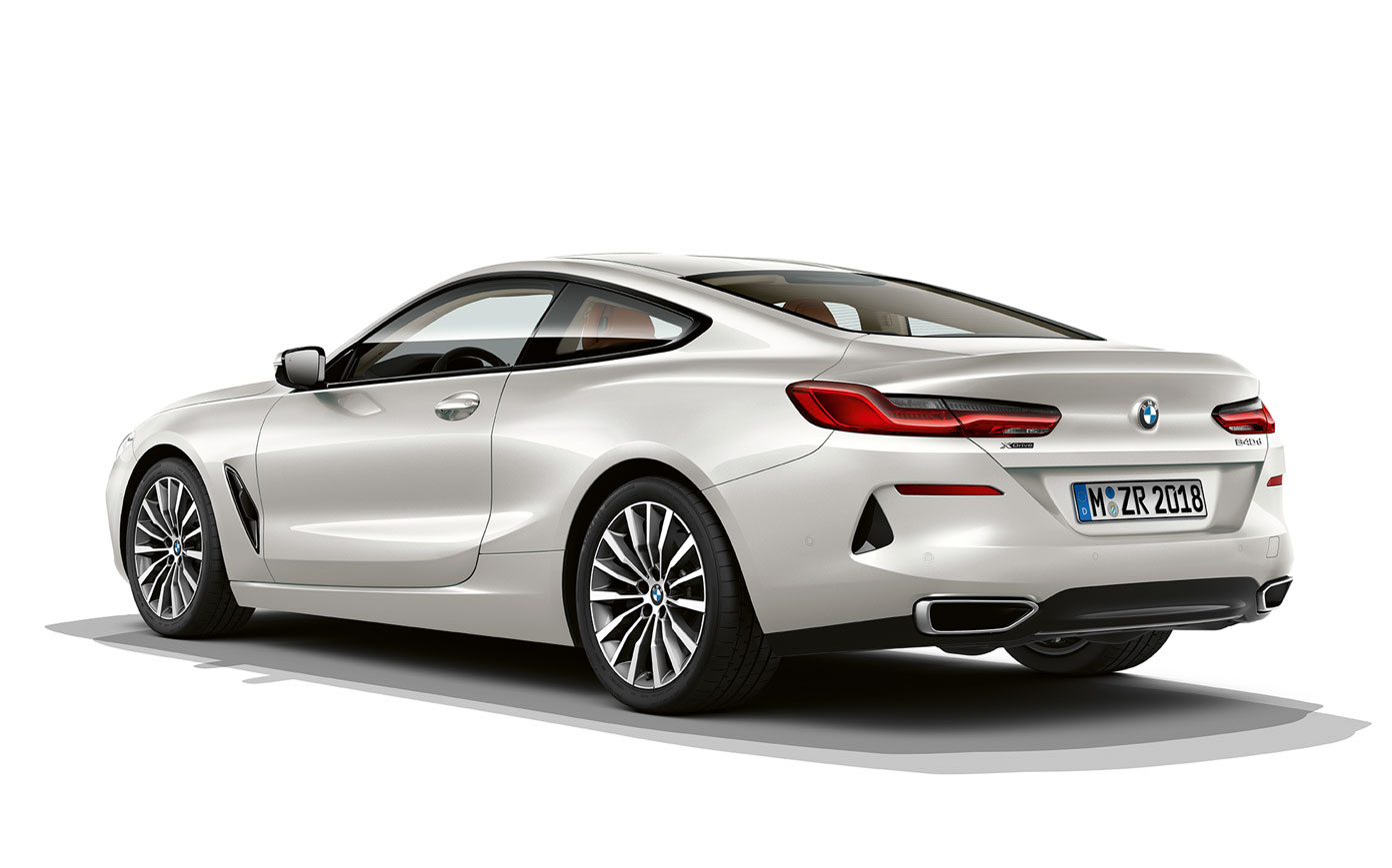 BMW Серия 8 Купе, Mineral White metallic. Снимка отблизо на BMW Серия 8 Купе в цвят Mineral White metallic на бял фон.