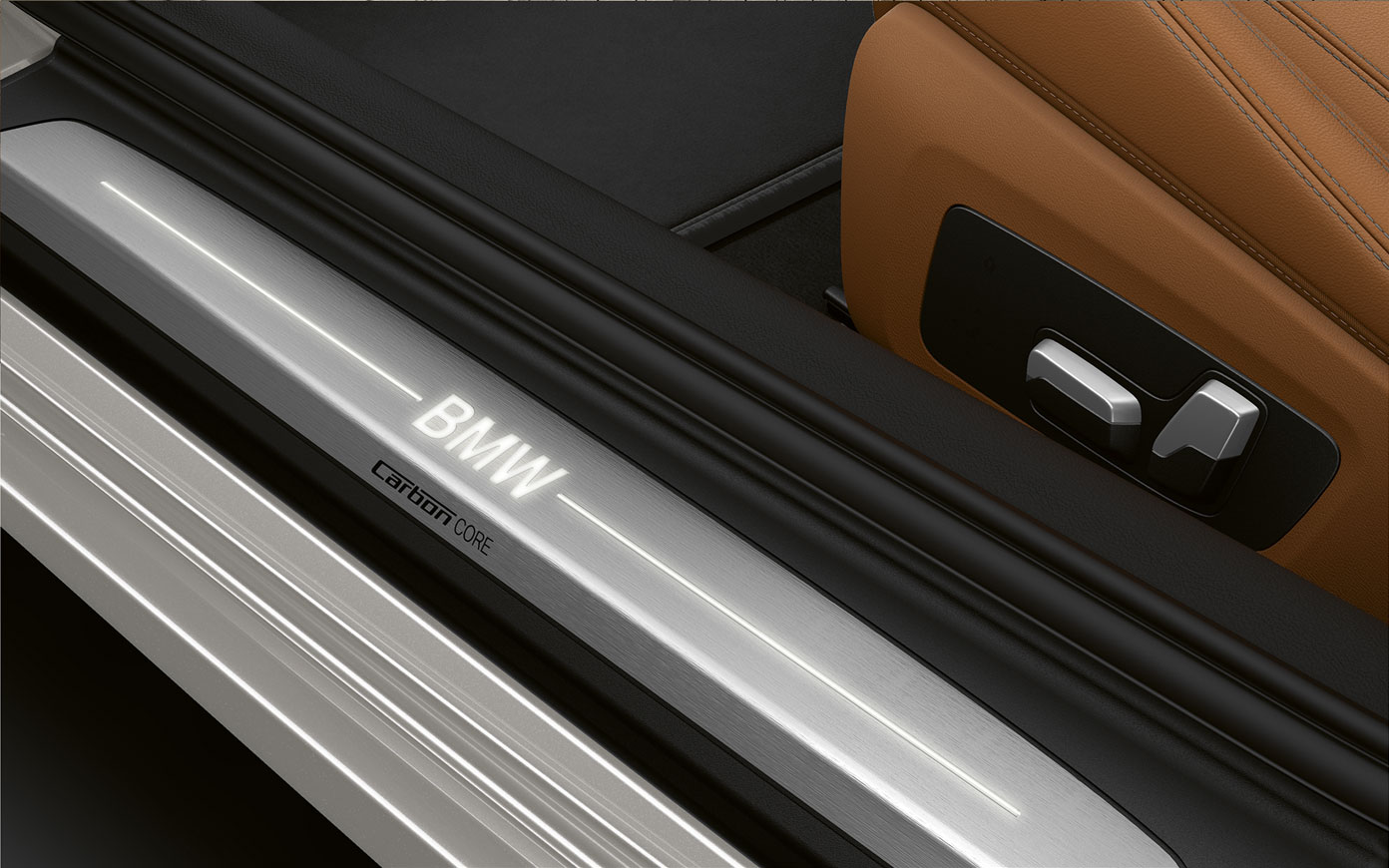 BMW Серия 8 Купе, лайстна на прага с лого на М. Снимка отблизо на лайстната на прага на BMW Серия 8 Купе с лого на М.