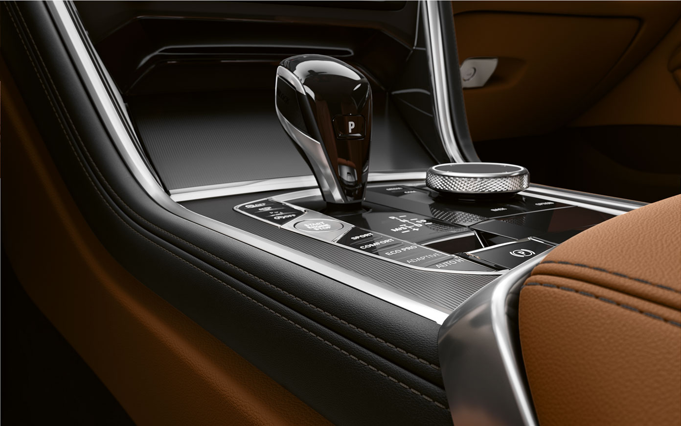 BMW Серия 8 Купе, средна конзола. Снимка отблизо на средната конзола на BMW Серия 8 Купе.