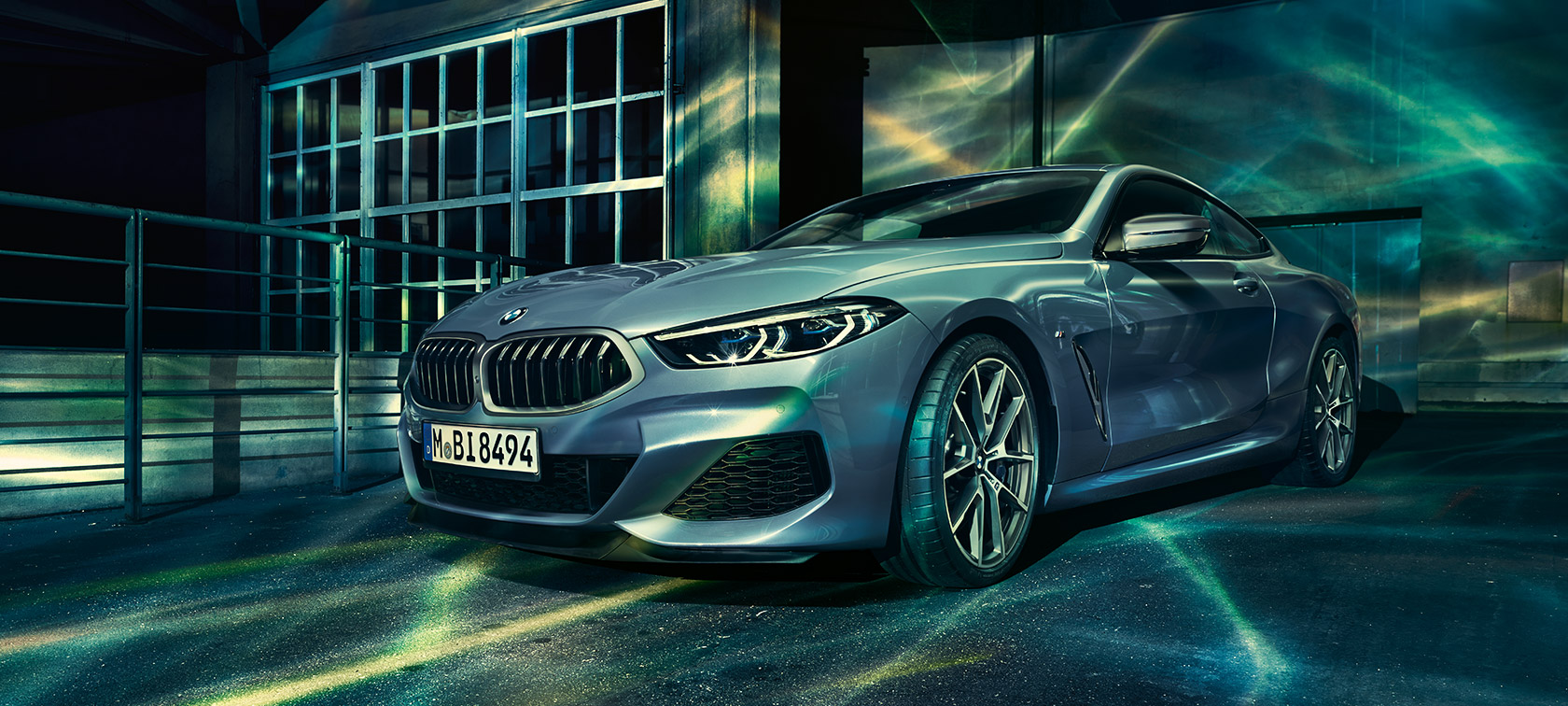 BMW Серия 8 Купе, три четвърти снимка отпред BMW Серия 8 Купе, три четвърти снимка отпред пред индустриална сграда.