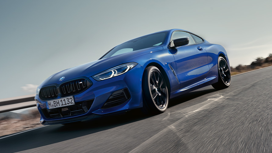 BMW M850i xDrive Купе G15 LCI Facelift 2022 М Portimao Blue metallic три четвърти изглед отпред BMW M850i xDrive Купе G15 LCI Facelift 2022 М Portimao Blue metallic три четвърти изглед отпред в движение