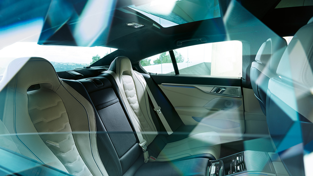 Характер на спортен автомобил отзад BMW Серия 8 Гран Купе, характер на спортен автомобил отзад
