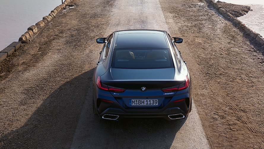 BMW 850i xDrive Гран Купе G16 LCI Facelift 2022 BMW Individual Frozen Tansanite Blue metallic изглед отзад от птичи поглед BMW 850i xDrive Гран Купе G16 LCI Facelift 2022 BMW Individual Frozen Tansanite Blue metallic изглед отзад от птичи поглед
