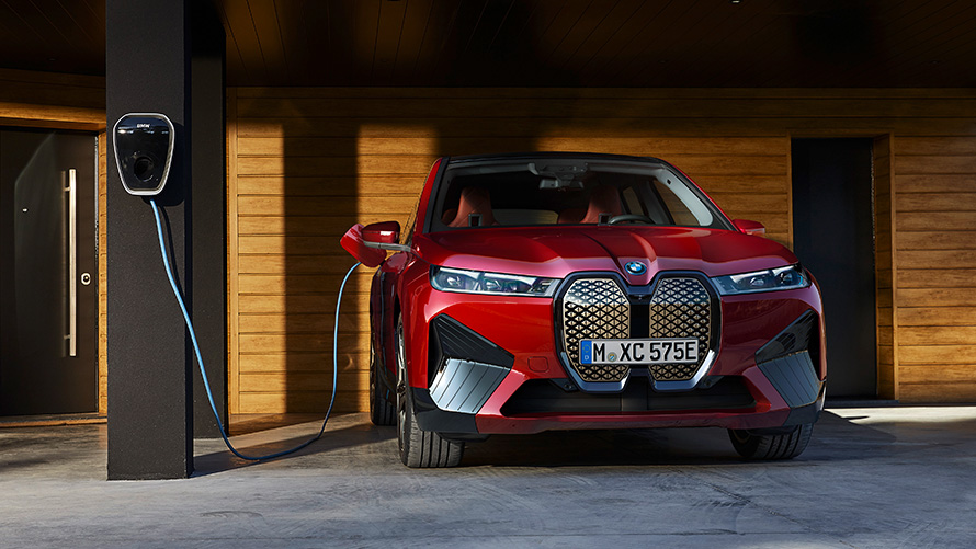 BMW iX i20 електрически SUV BMW iX xDrive50 зареждане BMW iX i20 2021 електрически SUV BMW iX xDrive50 Aventurine Red на при зареждане на BMW Wallbox зареждане