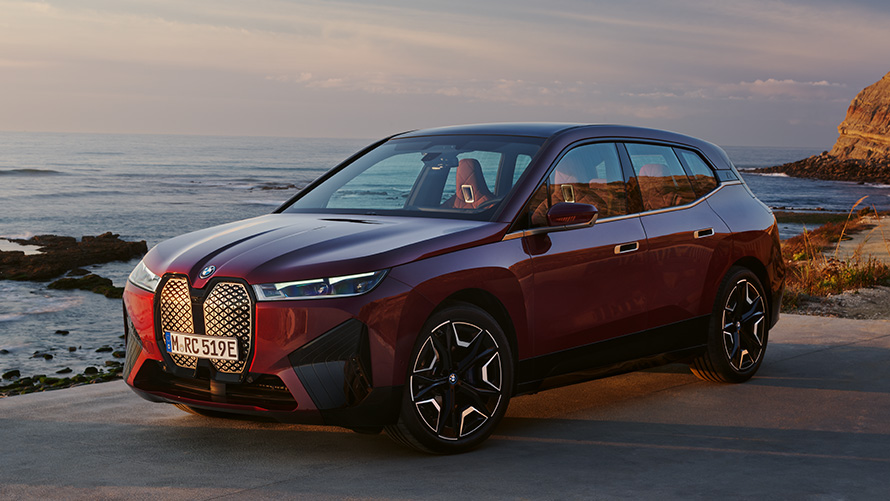 BMW iX i20 електрически SUV BMW iX xDrive50 аеродинамика екстериор BMW iX i20 2021 електрически SUV BMW iX xDrive50 Aventurine Red изглед отстрани екстериор