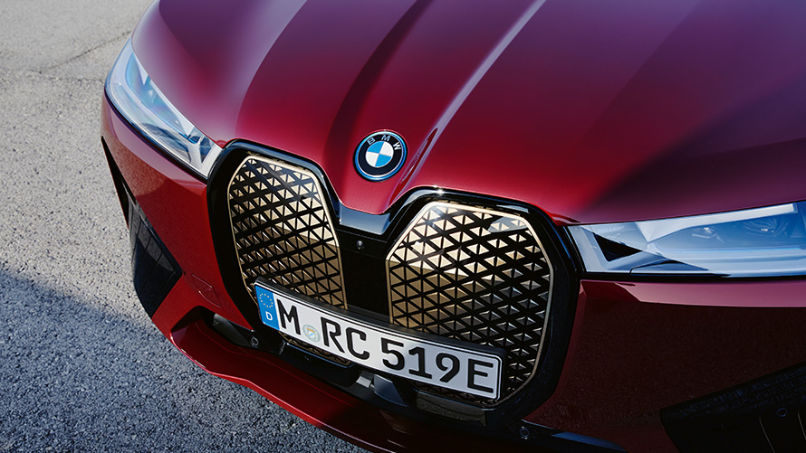 BMW iX i20 електрически SUV BMW iX xDrive50 Shy Tech BMW iX i20 2021 електрически SUV BMW iX xDrive50 Aventurine Red изглед отпред BMW бъбрековидна радиаторна решетка Shy Tech