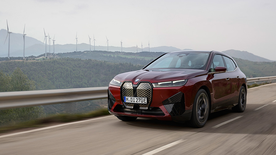 BMW iX xDrive50 i20 електрически SUV устойчивост BMW iX xDrive50 i20 2021 електрически SUV Iв движение по крайбрежен път устойчивост