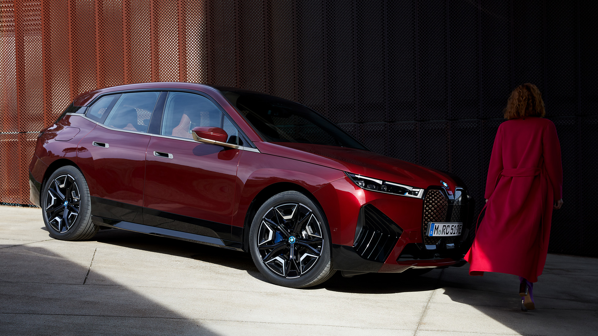 BMW iX три четвърти изглед отстрани екстериор BMW iX Aventurin Red i20 три четвърти изглед отстрани екстериор