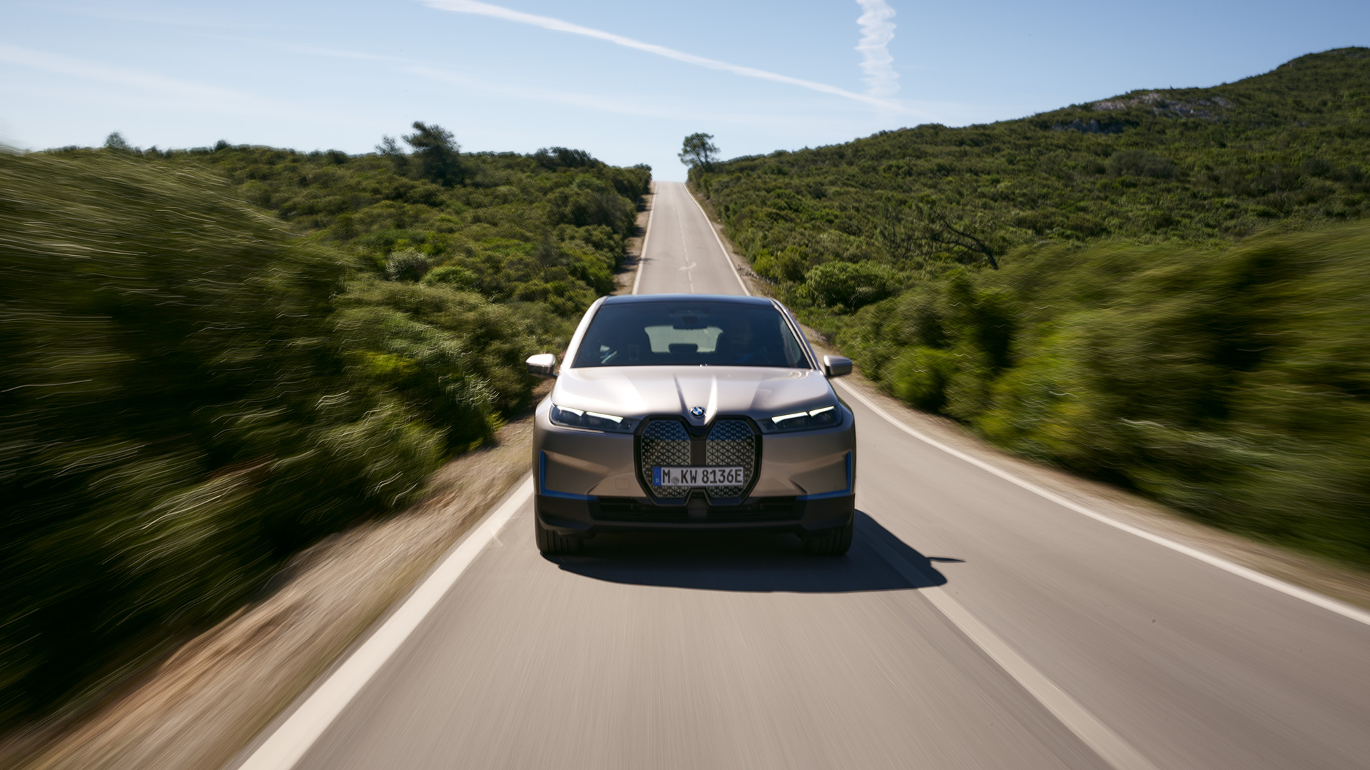 BMW iX изглед отпред на пътя BMW iX Cashmere Silver i20 изглед отпред на пътя