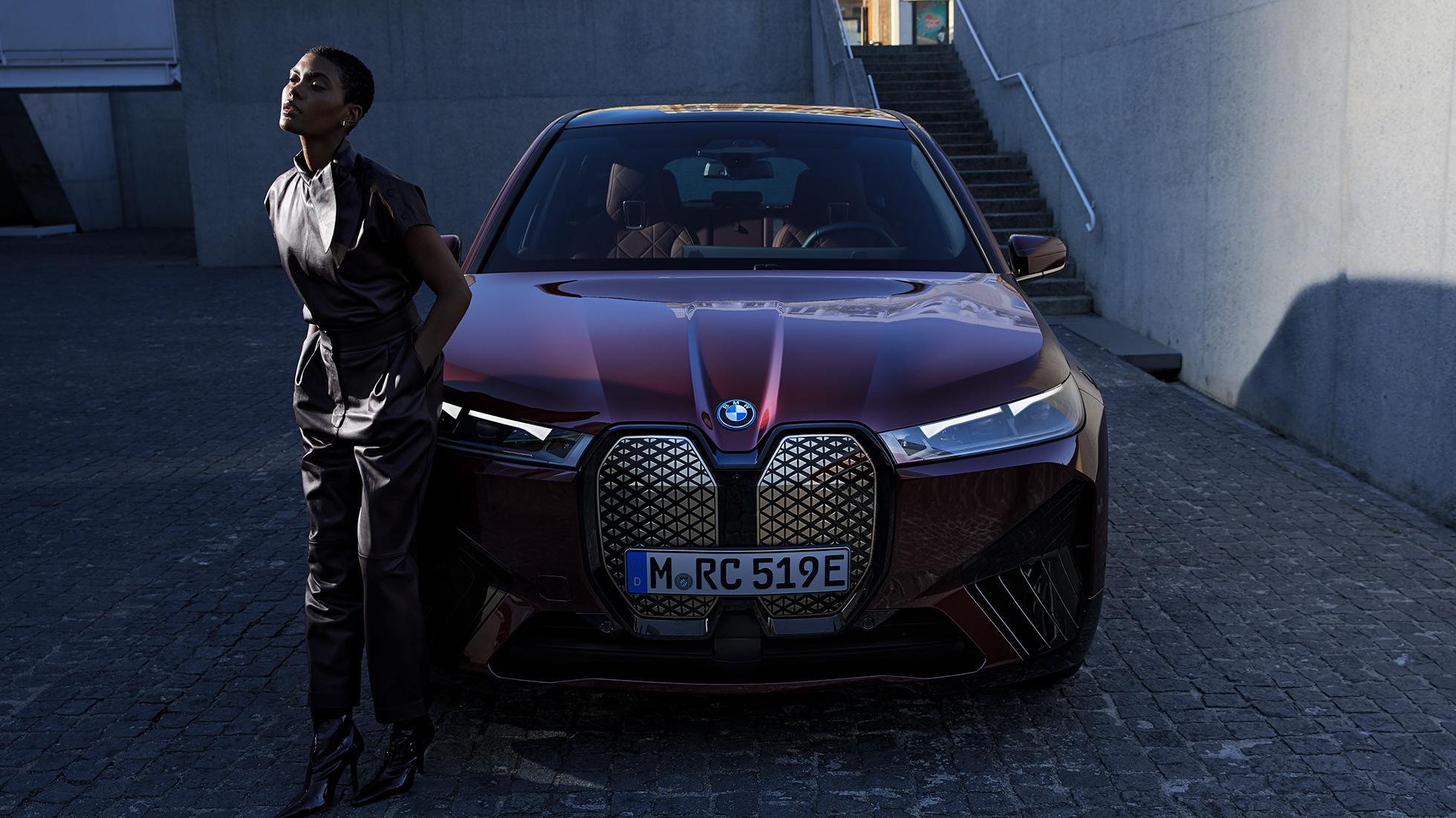BMW iX изглед отпред с модел BMW iX Aventurin Red i20 изглед отпред с модел