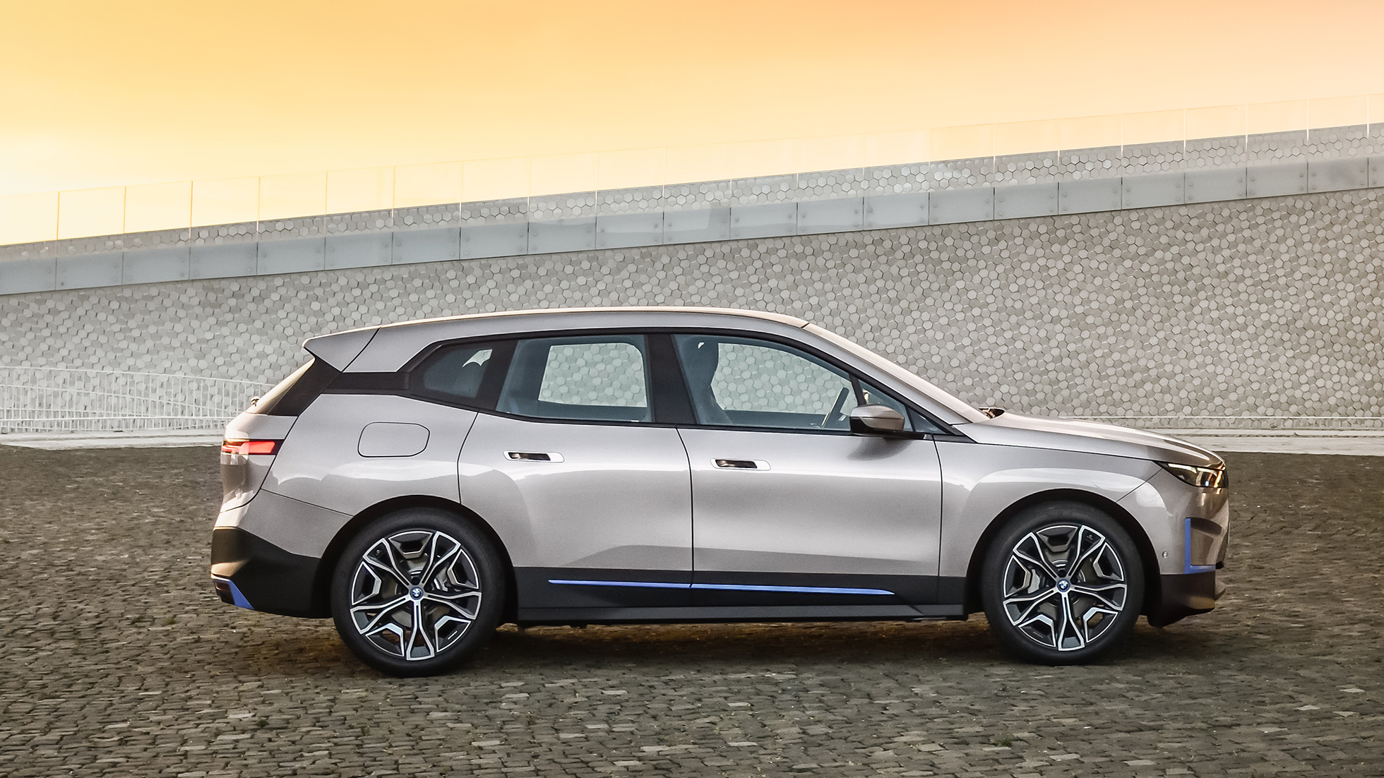 BMW iX изглед отстрани в покой BMW iX Cashmere Silver i20 изглед отстрани в покой