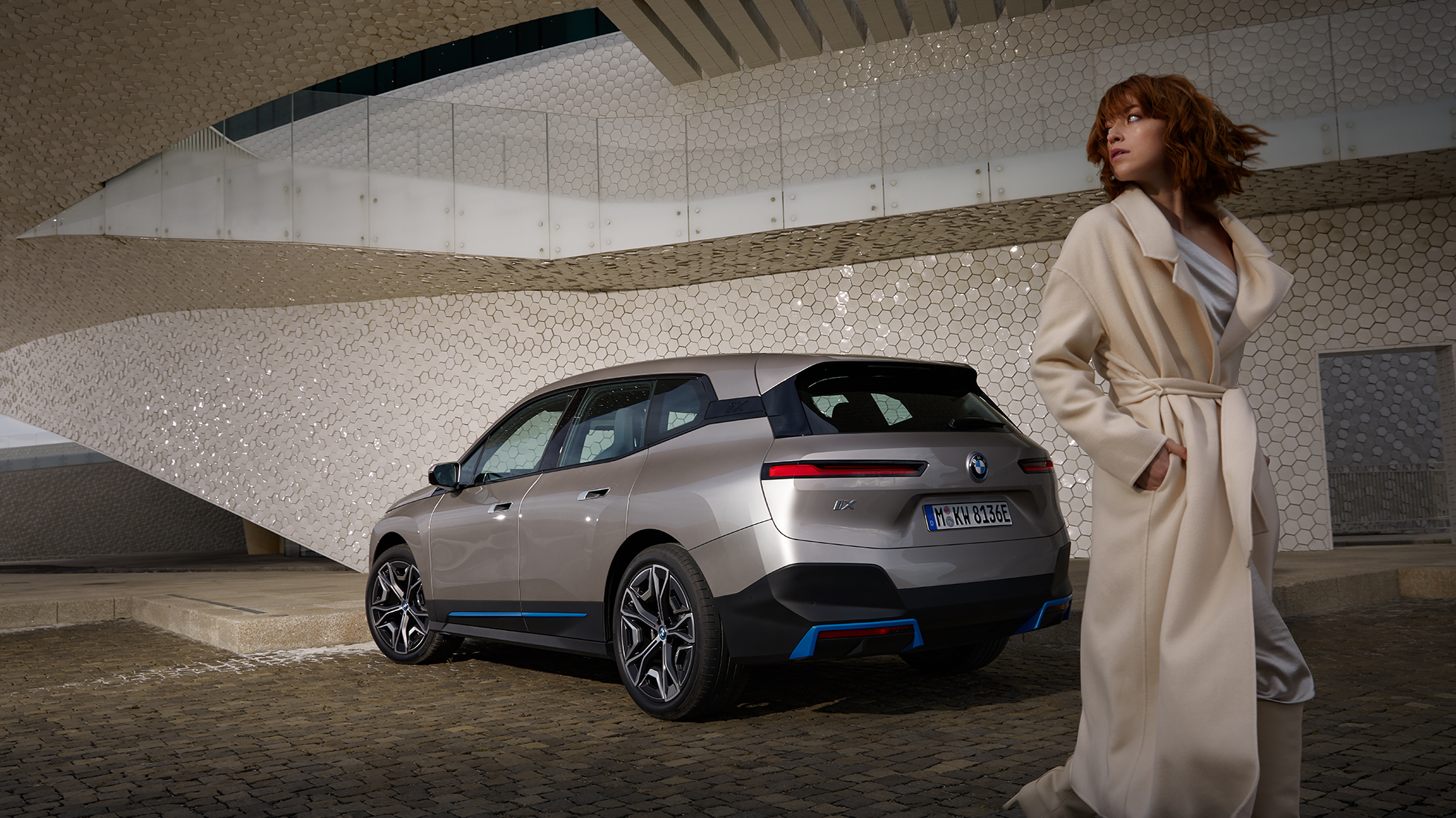 BMW iX три четвърти изглед отзад в покой BMW iX i20 Cashmere Silver три четвърти изглед отзад в покой